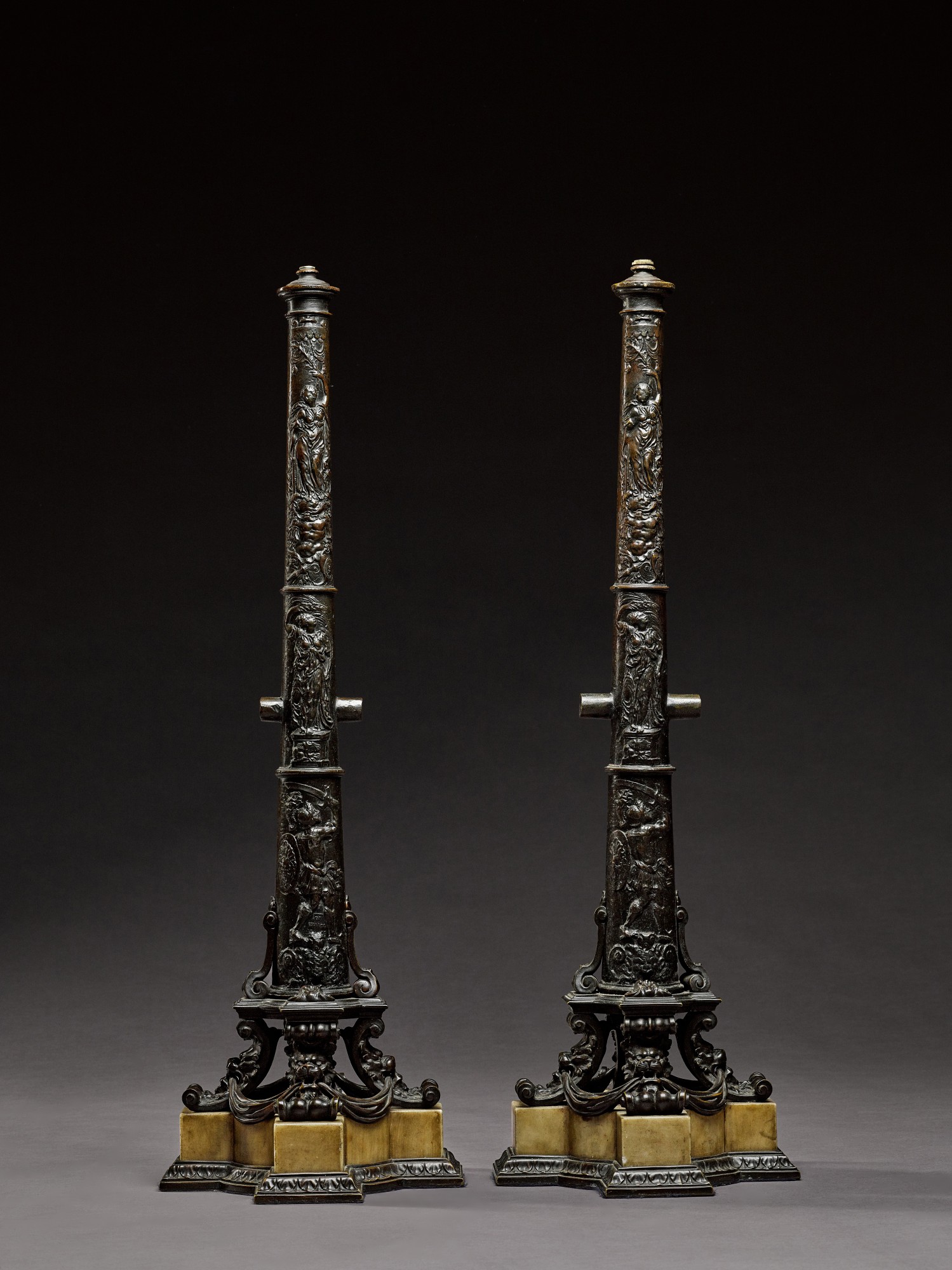 Unknown — A pair of Italian bronze saluting cannons, Venice, late 16th or 17th century, one with inscription in relief "DE CHAPEL L***S"
