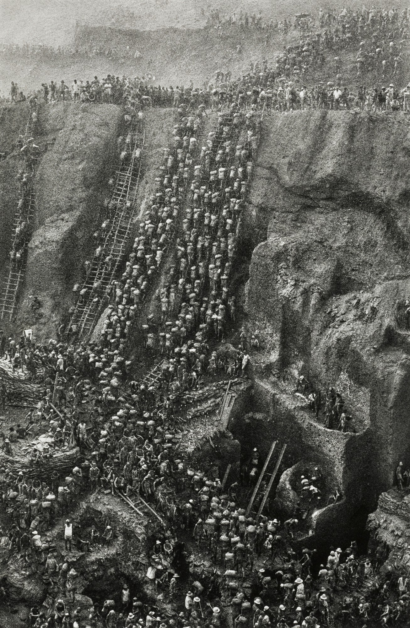 Unknown — 'Goldmine, Serra Pelada (figure eight), Brazil', 1986