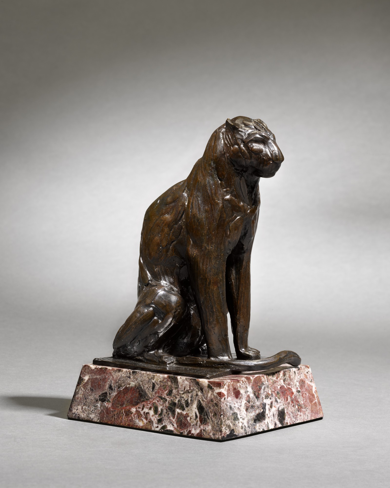 Rembrandt Bugatti — Petit Léopard assis, la queue placée en avant