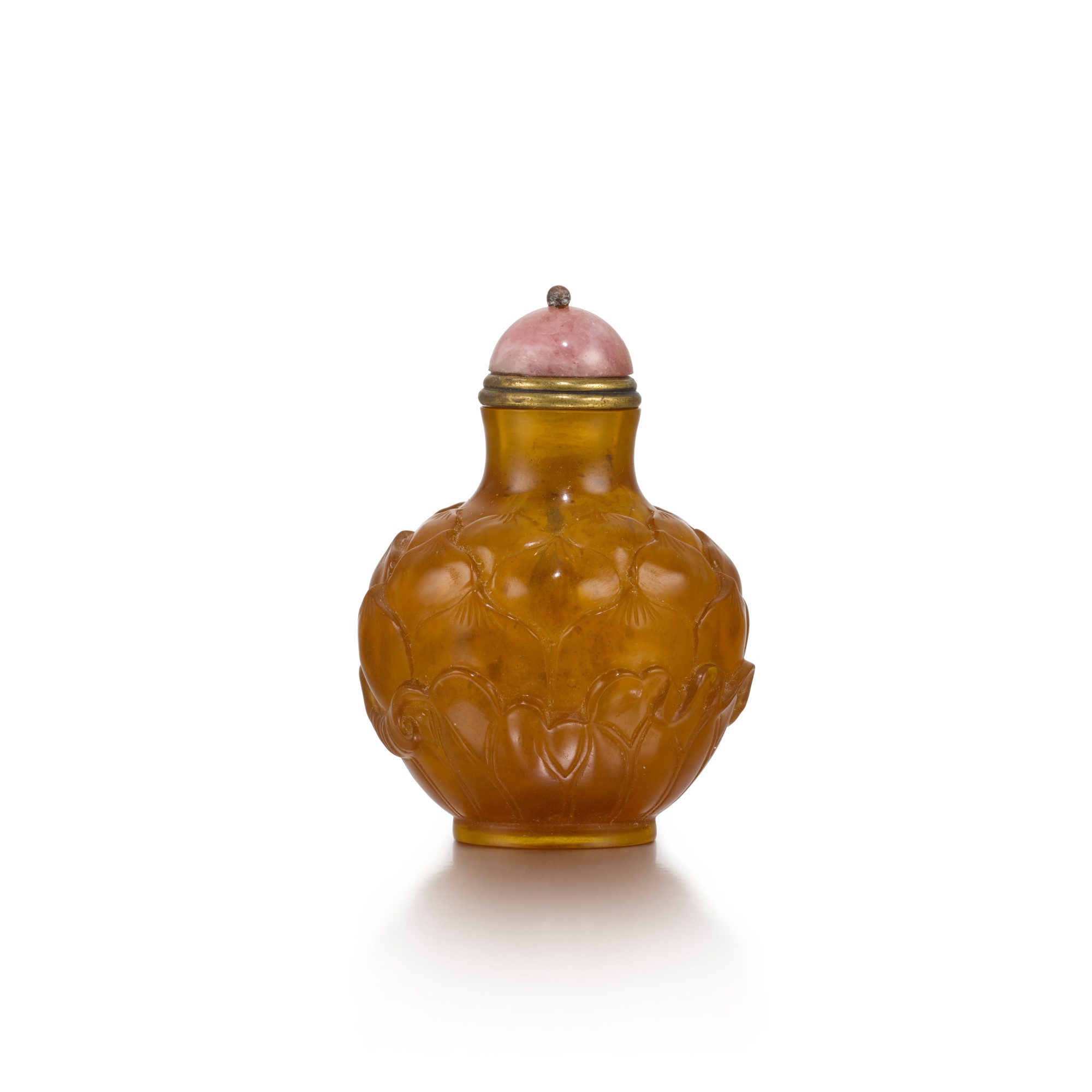 A good amber glass 'lotus' snuff bottle — 清乾隆 琥珀料蓮瓣紋鼻烟壺 《乾隆年製》刻款