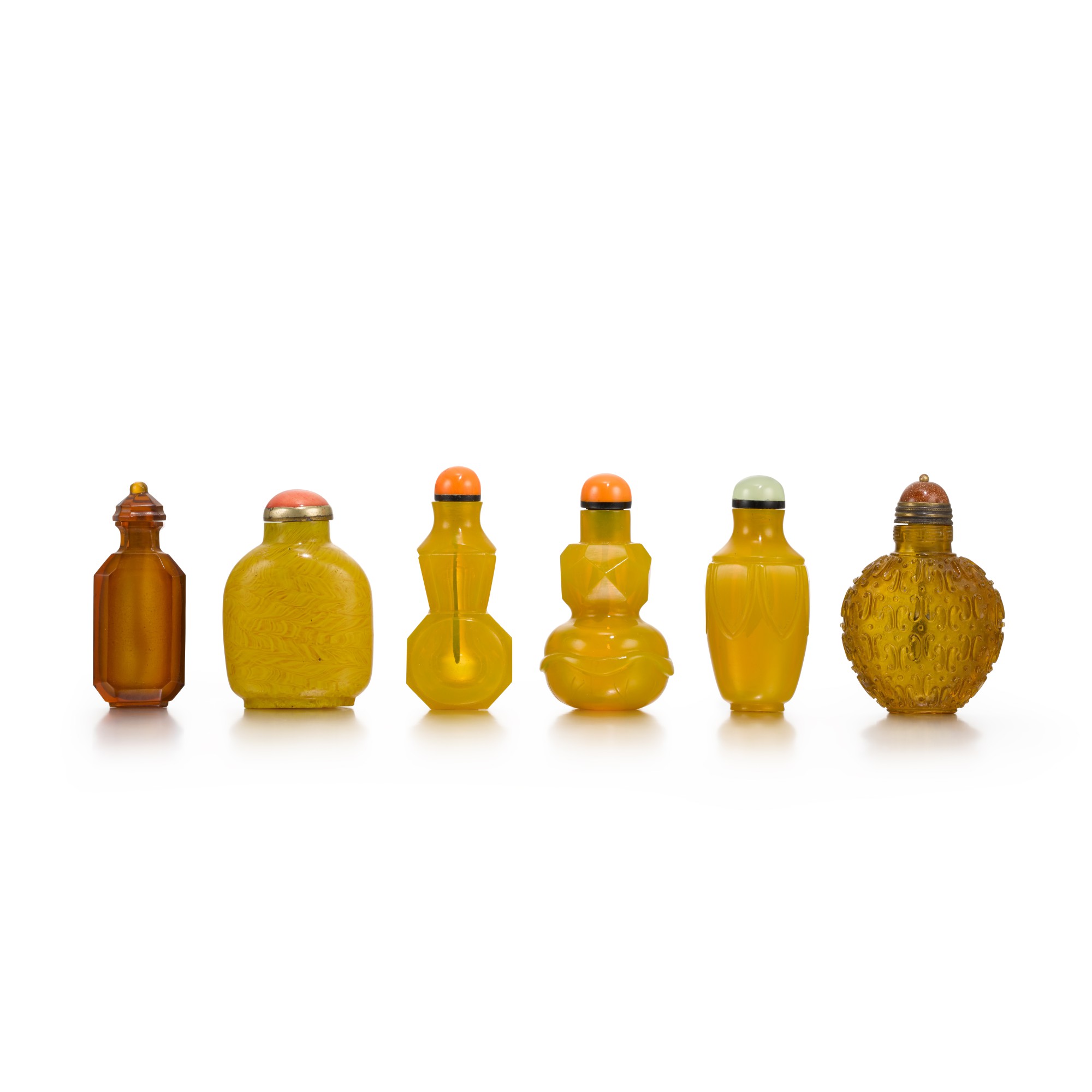 Six yellow glass snuff bottles — 清十九/二十世紀 黃料鼻烟壺一組六件