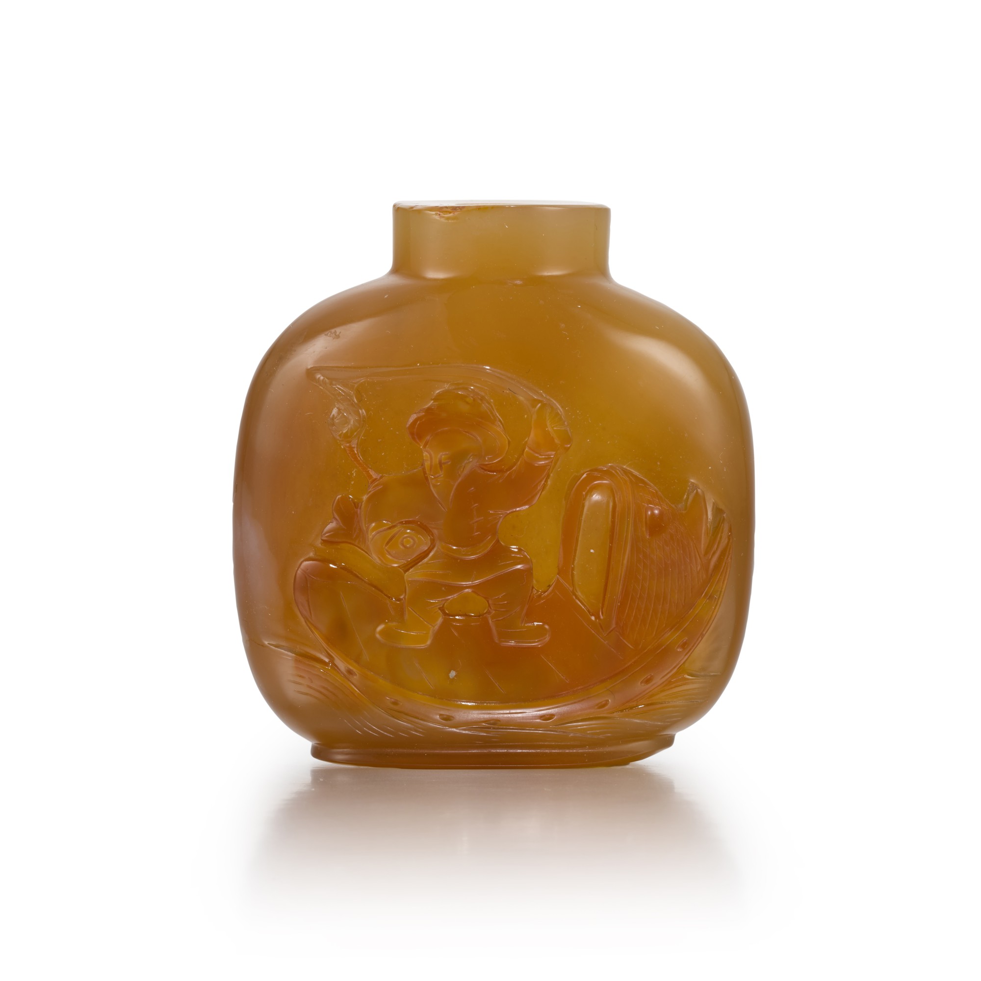 A carved agate 'fisherman' snuff bottle — 清十九世紀 瑪瑙漁翁紋鼻烟壺