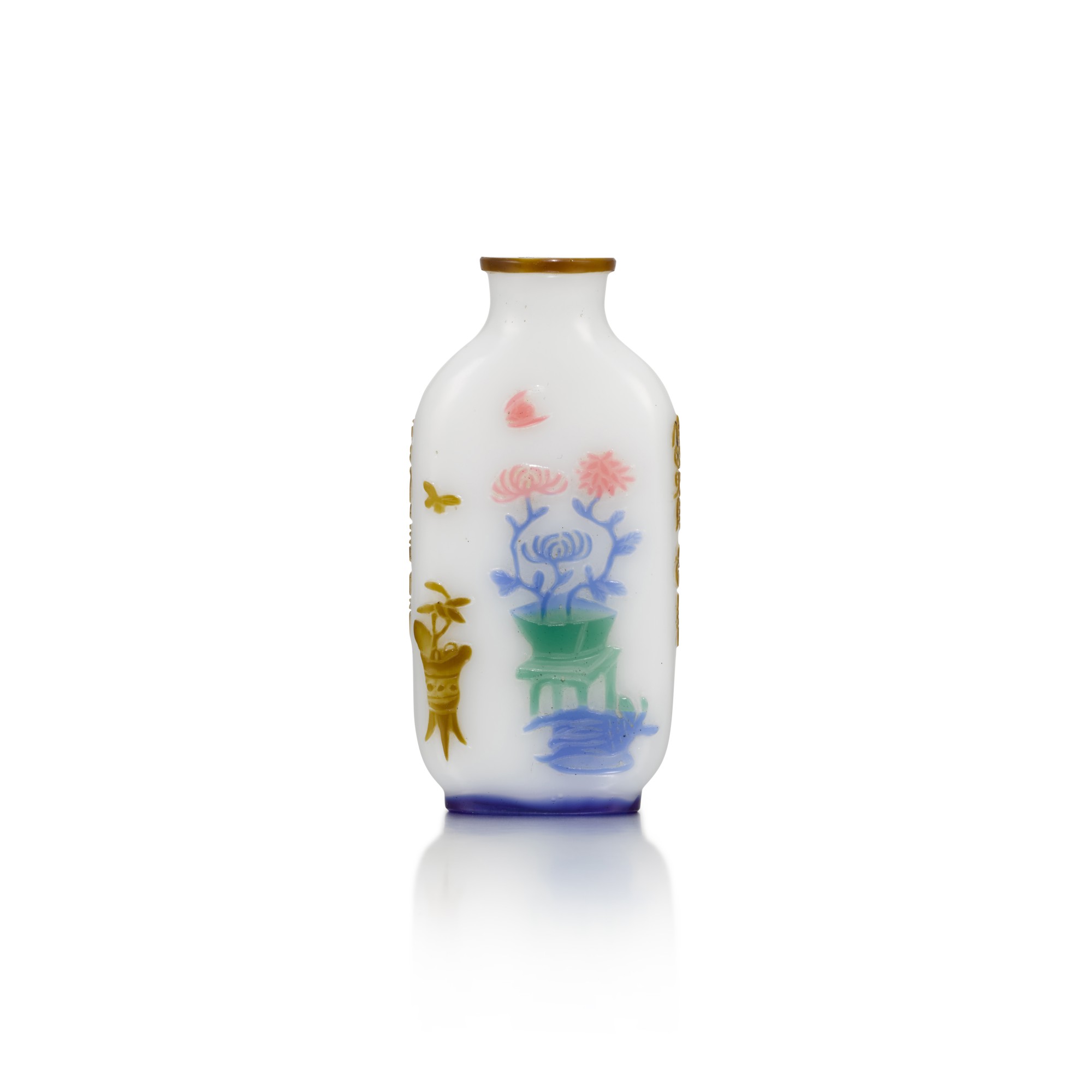 A polychrome overlay white glass 'one hundred antiques' snuff bottle — 清十九世紀 料彩套色博古圖鼻烟壺