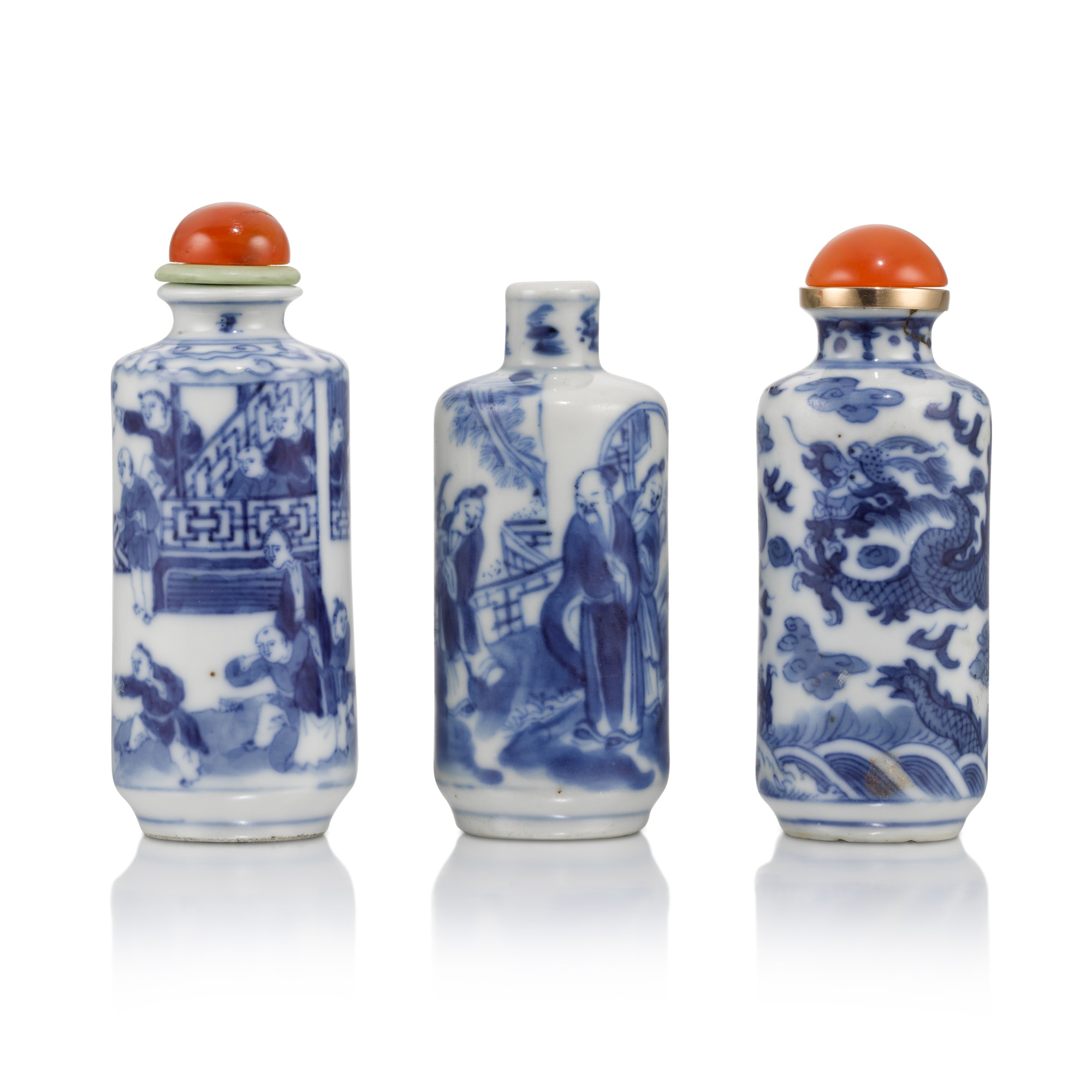Three cylindrical blue and white porcelain snuff bottles — 清十九世紀 青花鼻烟壺一組三件