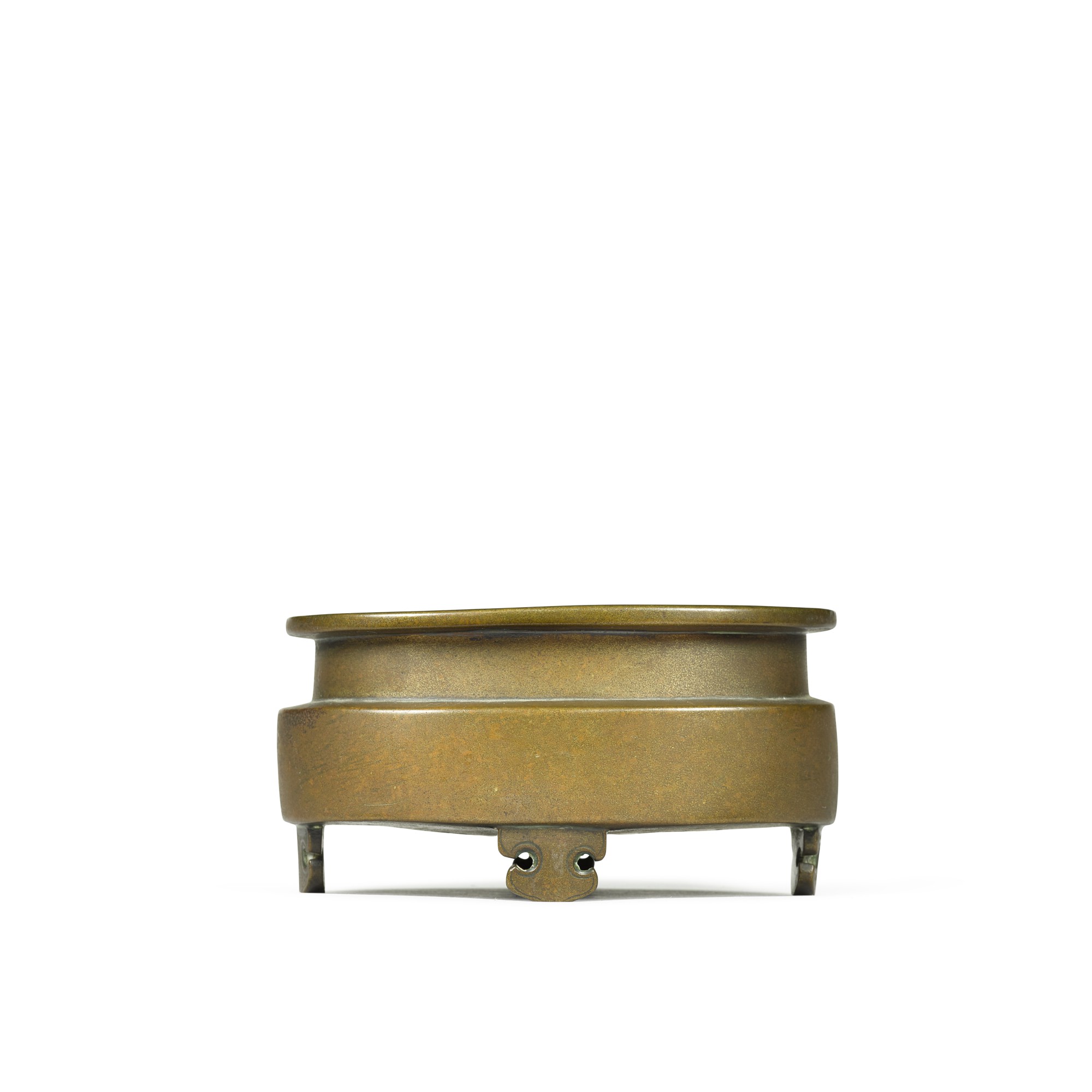 An oval bronze censer — 十七/十八世紀 如意足銅爐