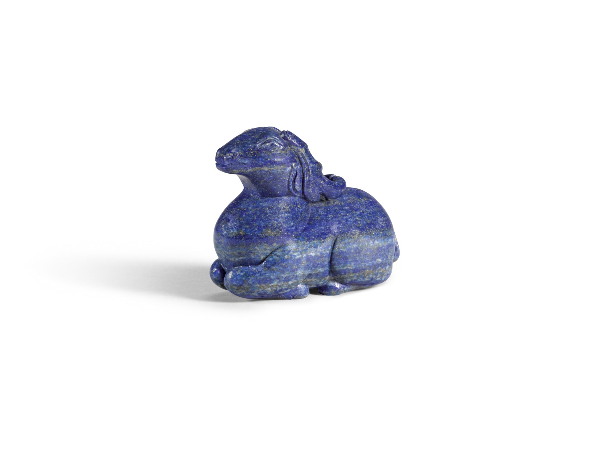 A small lapis-lazuli figure of a deer — 清十八/十九世紀 青金石臥鹿
