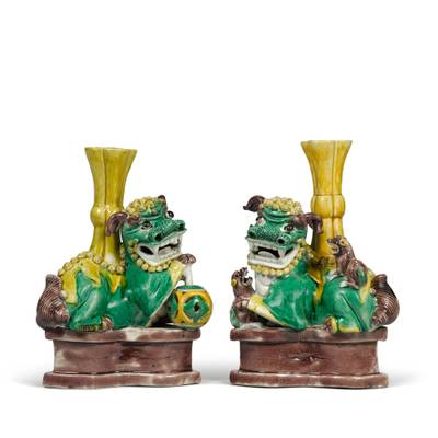 清康熙 素三彩瑞獅燭臺一對