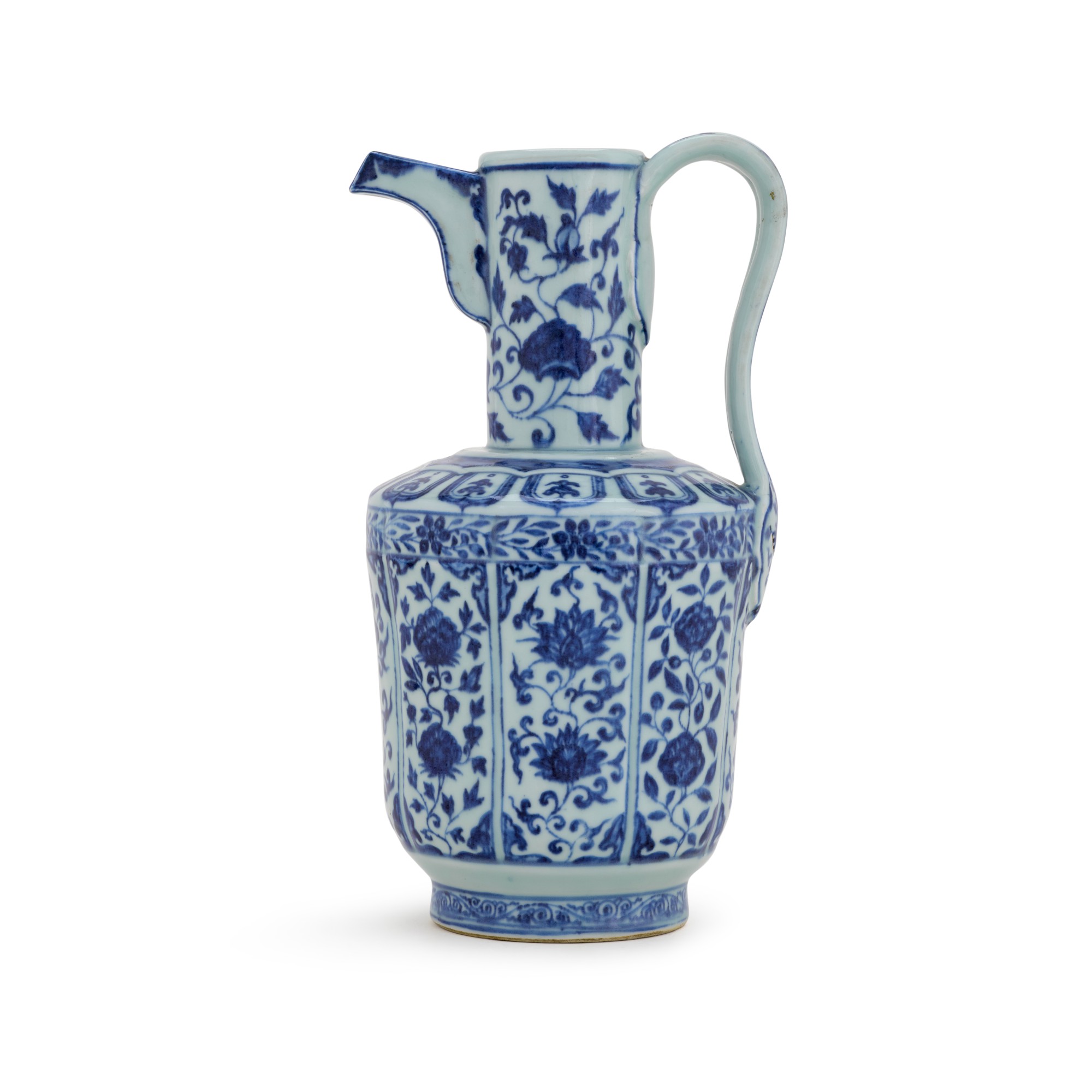 A Ming-style blue and white ewer — 清雍正/乾隆 青花纏枝花卉紋執壺