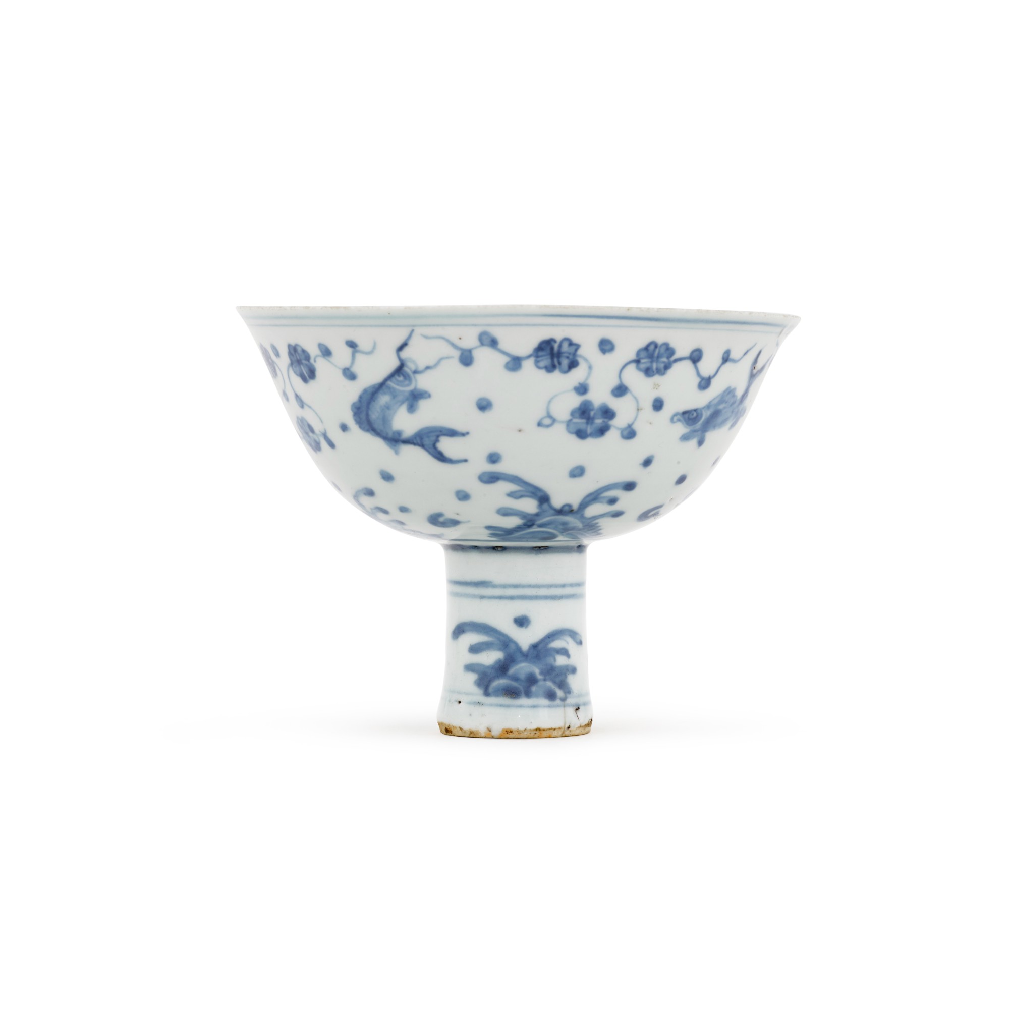 A blue and white stem bowl — 明十五世紀下半葉 青花魚藻紋高足盌