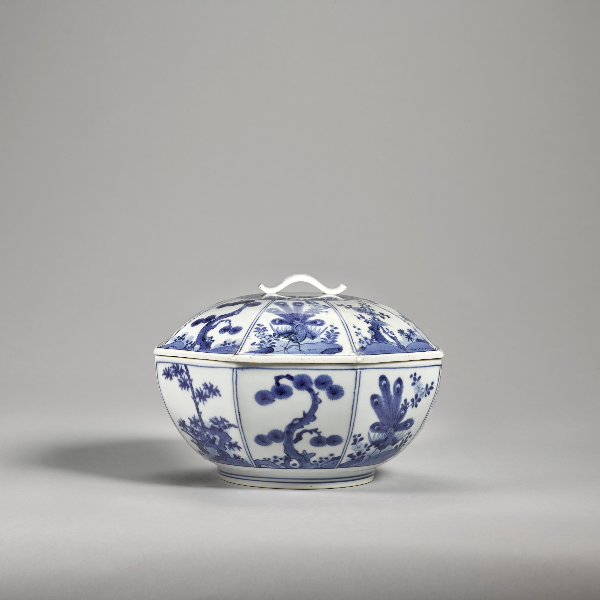 A Kakiemon style bowl and cover — Edo period, late 17th - early 18th century