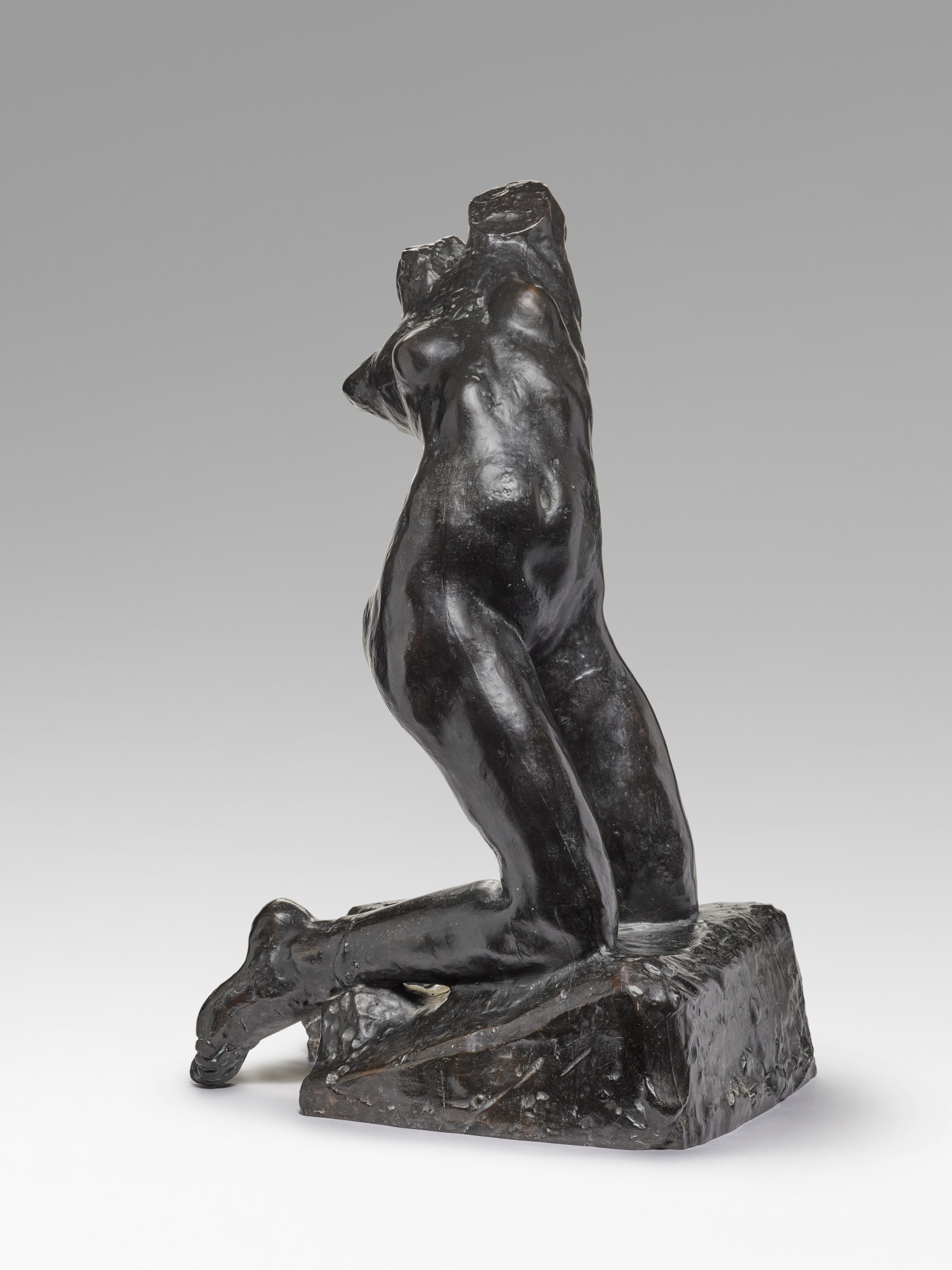 Nu féminin agenouillé en torsion