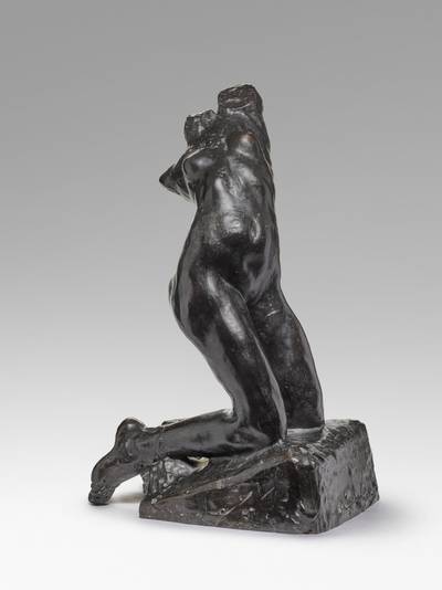 Nu féminin agenouillé en torsion