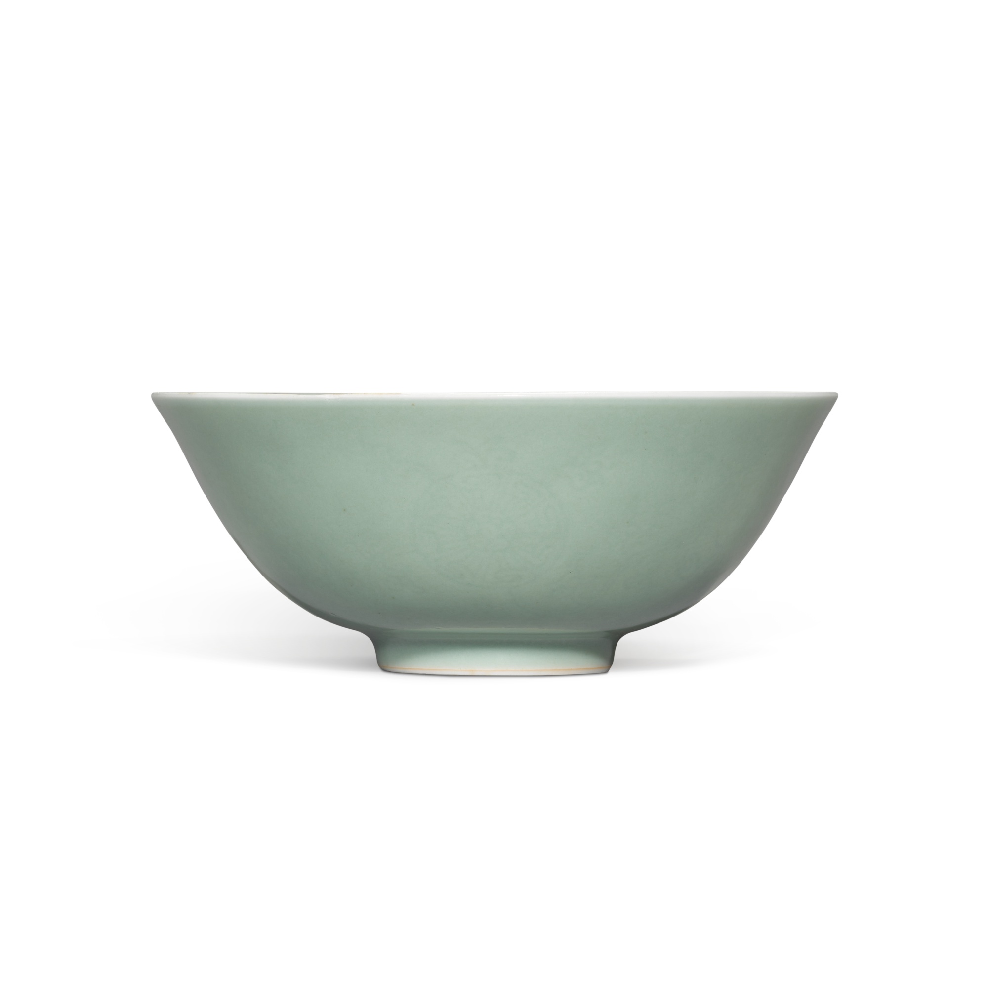 An incised celadon-glazed 'medallion' bowl, Seal mark and period of Qianlong — An incised celadon-glazed 'medallion' bowl, Seal mark and period of Qianlong