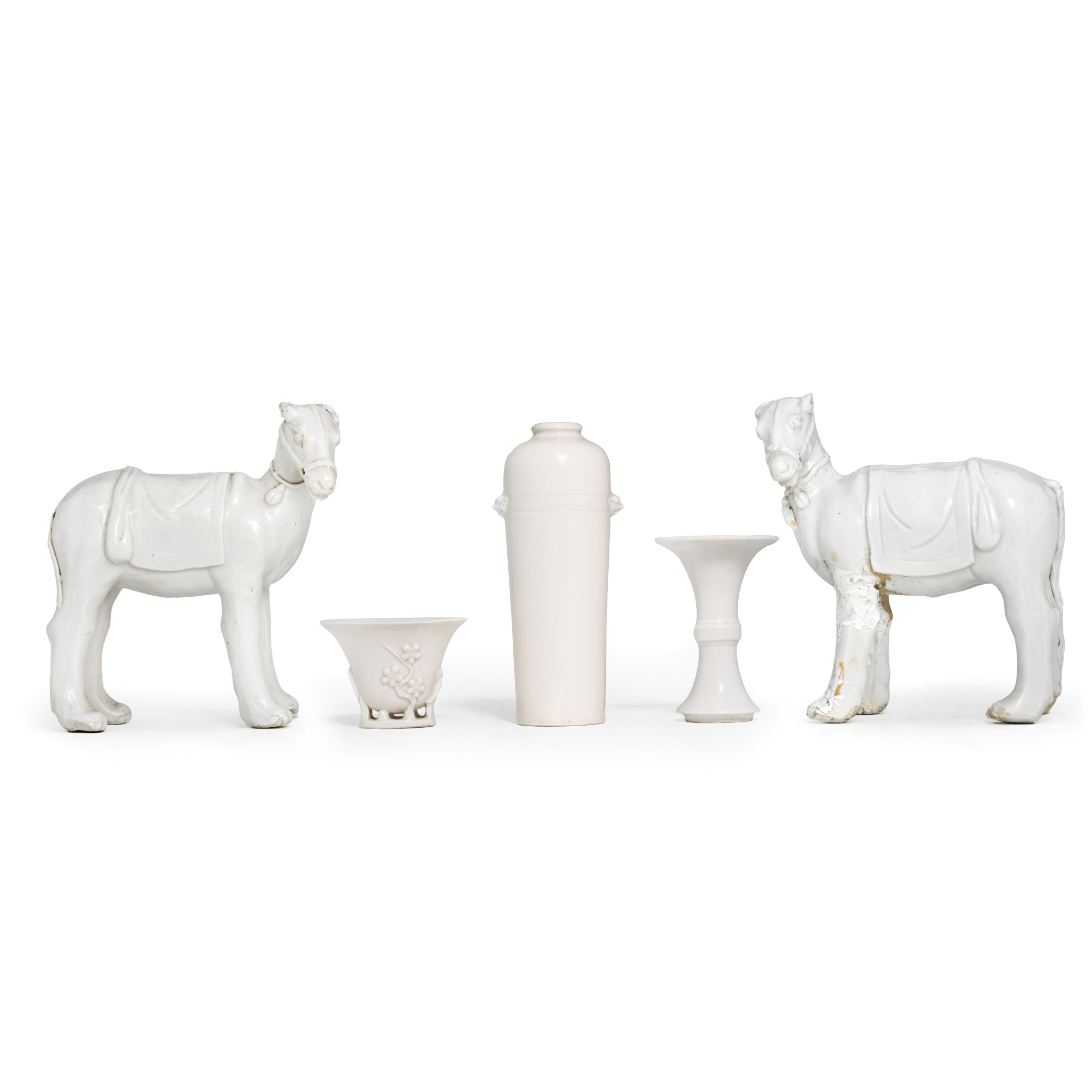 A group of five 'Dehua' wares, — 清十八至十九世紀 各式德化白釉瓷器 一組五件