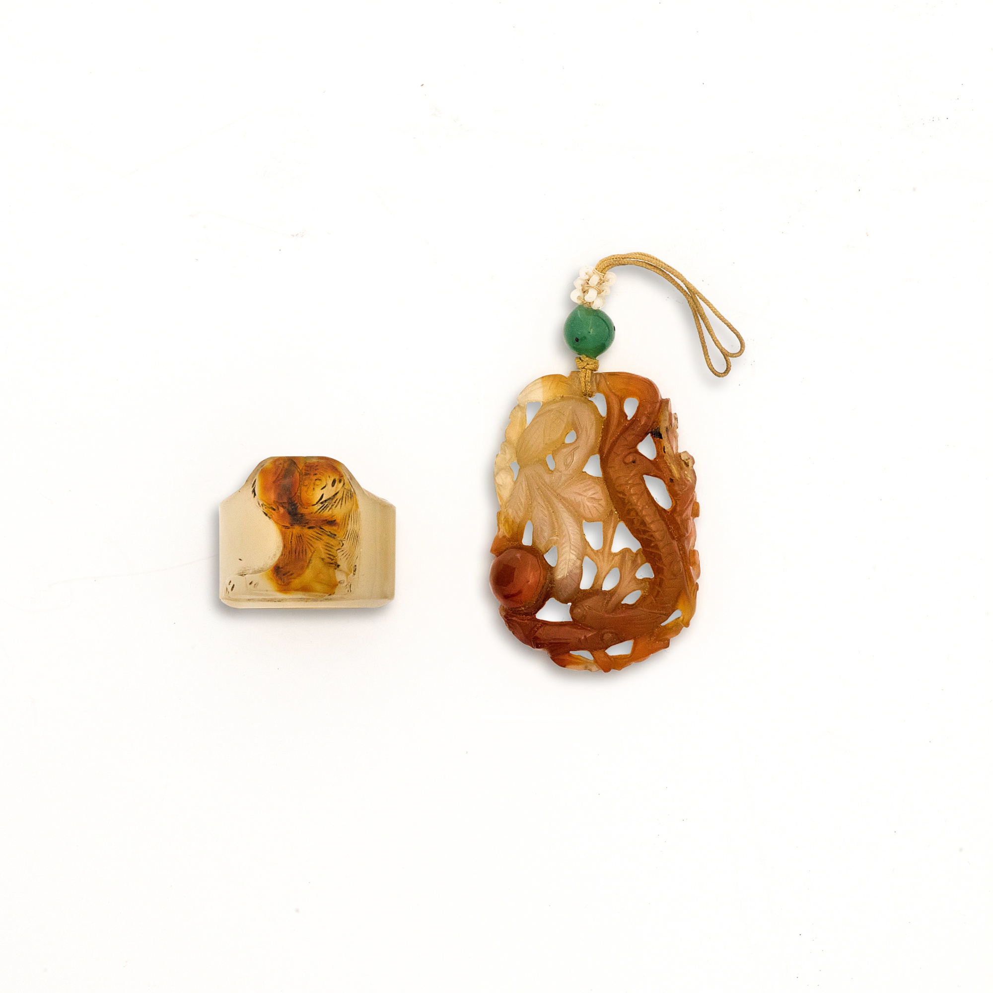 A reticulated agate 'dragon and phoenix' pendant, — 清十九世紀 瑪瑙鏤空龍鳳紋珮 及 玉髓靈猴獻壽扳指