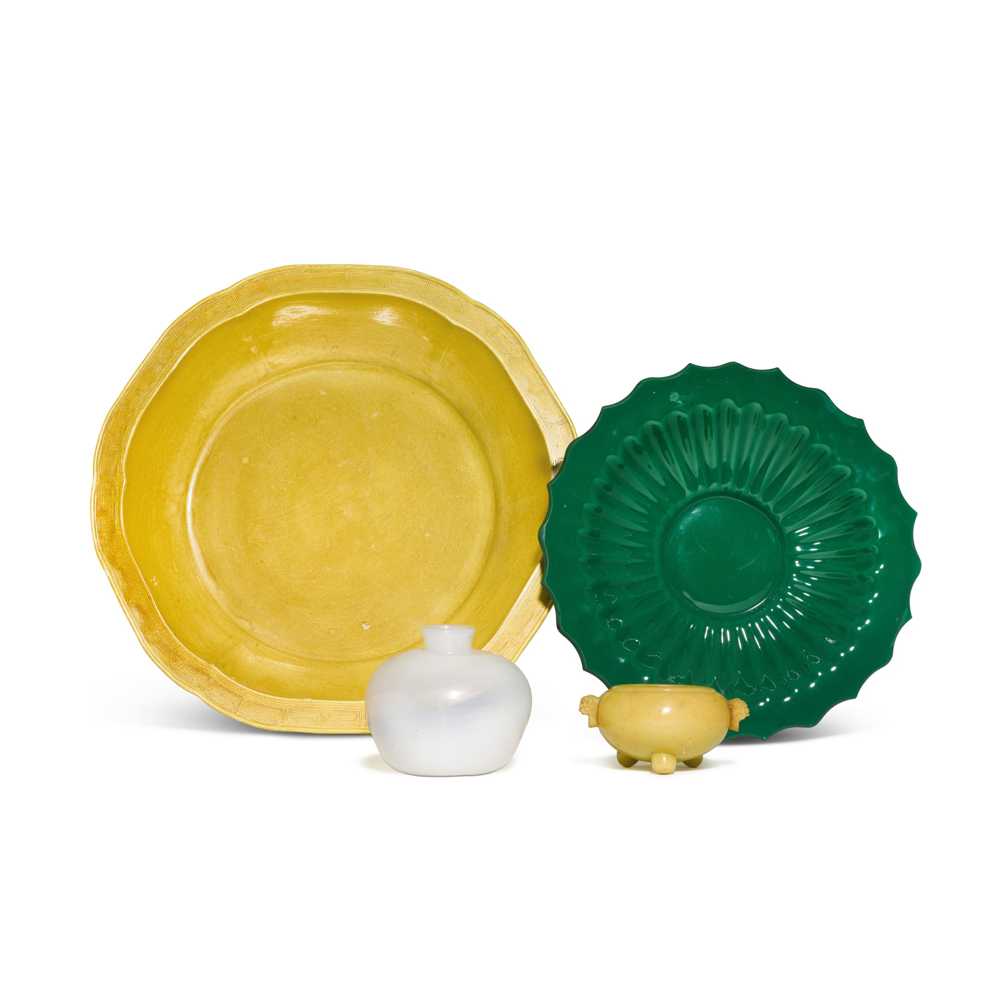 A group of three glass wares, — 十九 / 二十世紀 各式套料器 及 清十九世紀 素三彩龍紋盤 一组四件