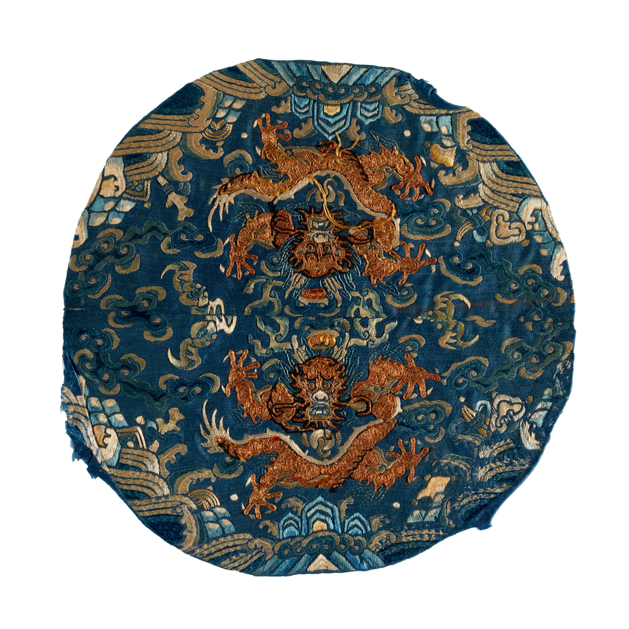 A blue-ground embroidered silk fragment, — 十九世紀末 / 二十世紀初 藍地織海水龍紋繡片