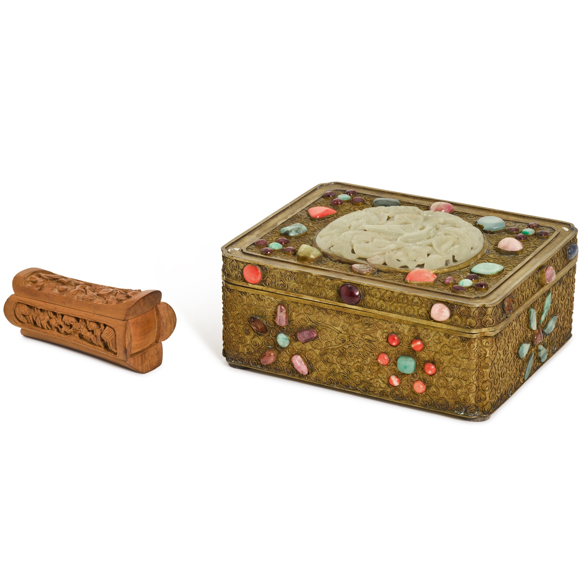 A celadon jade and hardstone-embellished box and cover, — 十九 / 二十世紀 銅嵌寶鳳凰穿花紋蓋盒 及 二十世紀 袖珍人物木雕