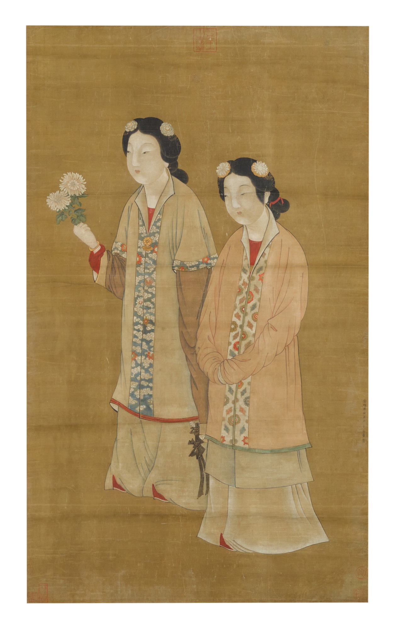 Attributed to Zhu Zongyi, Two ladies holding chrysanthemums, — 朱宗翼（款）《採菊仕女圖》設色絹本 立軸
