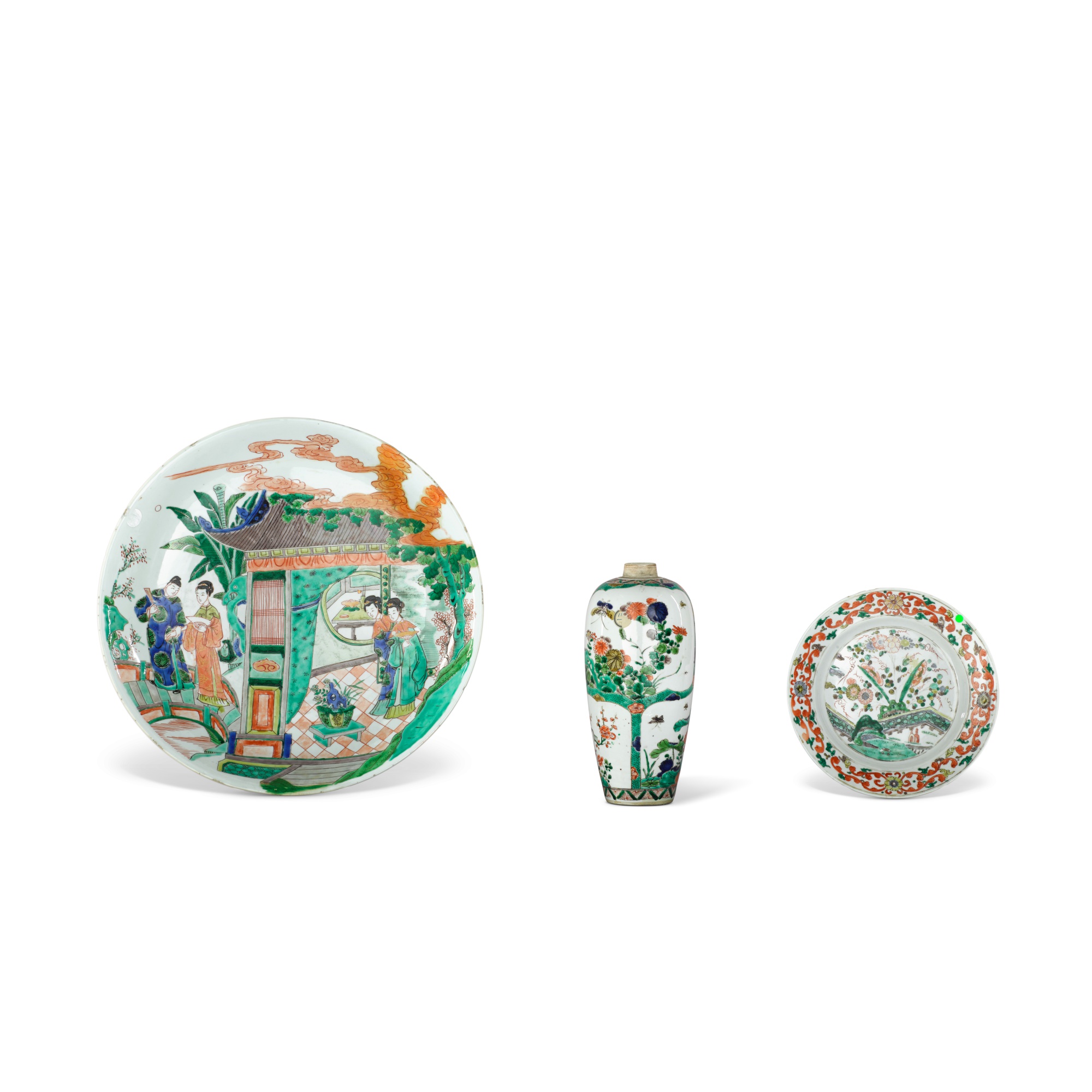 A famille-verte 'Romance of the Western Chamber' dish, — 清康熙 五彩瓷器一組三件
