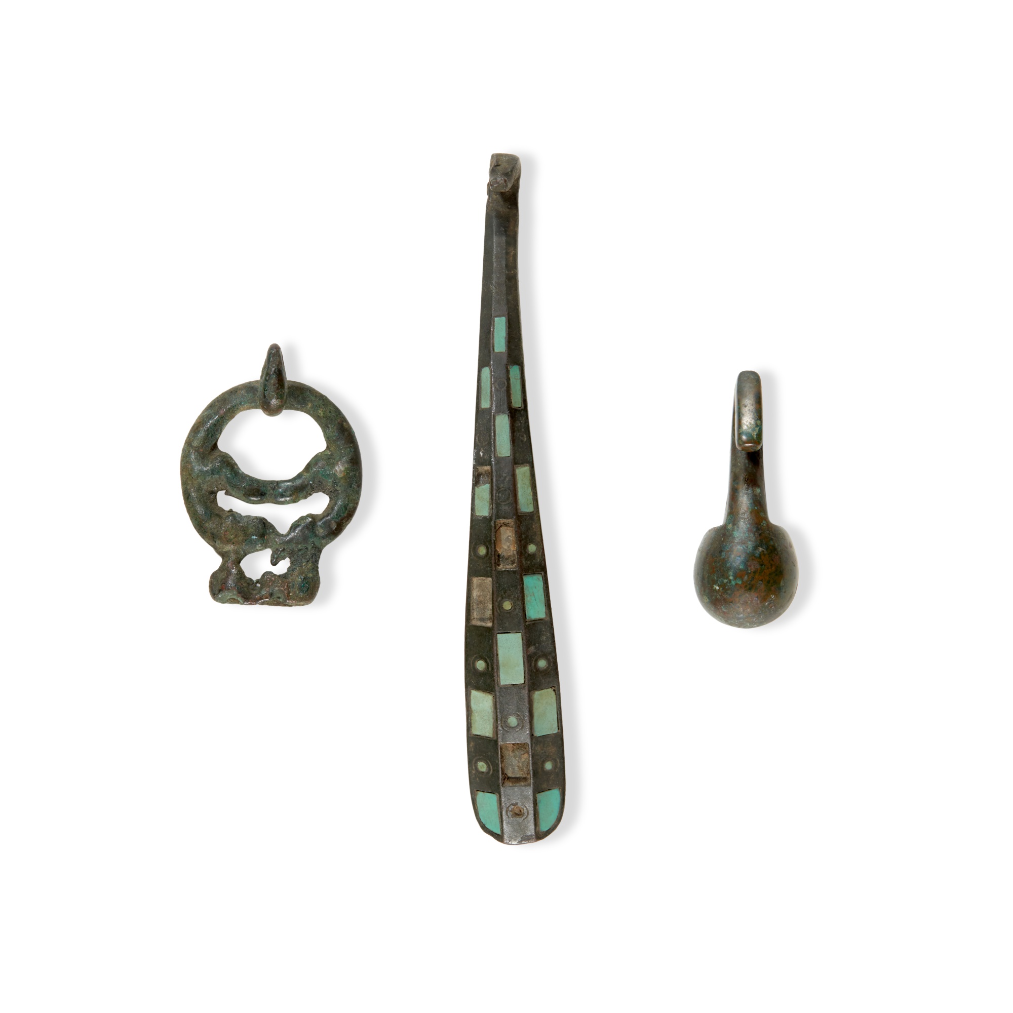 A group of three archaic bronze belthooks, — 東周戰國 青銅帶鉤一組三件