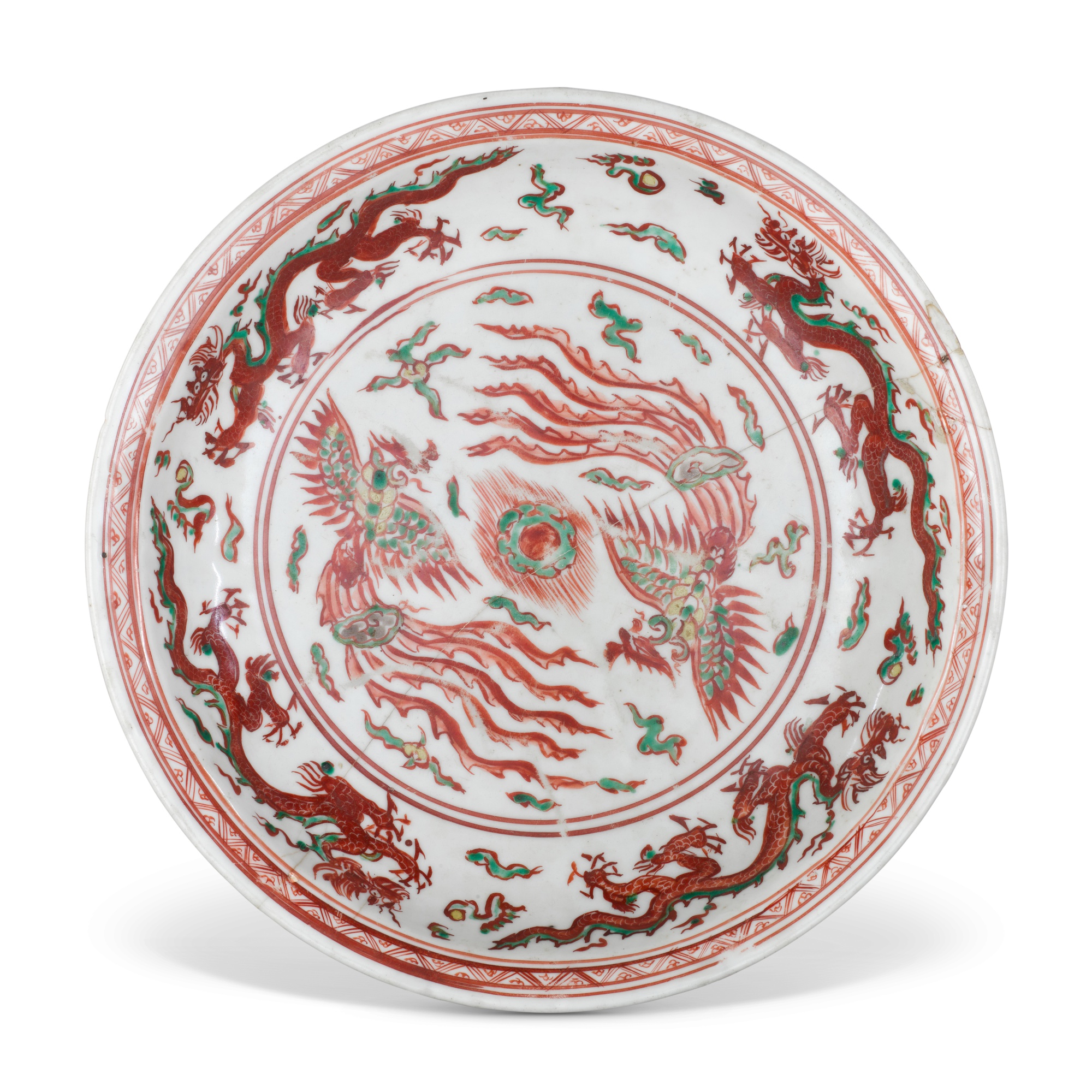 A polychrome-enamelled 'dragon and phoenix' dish, — 明十六世紀 彩繪龍鳳紋盤