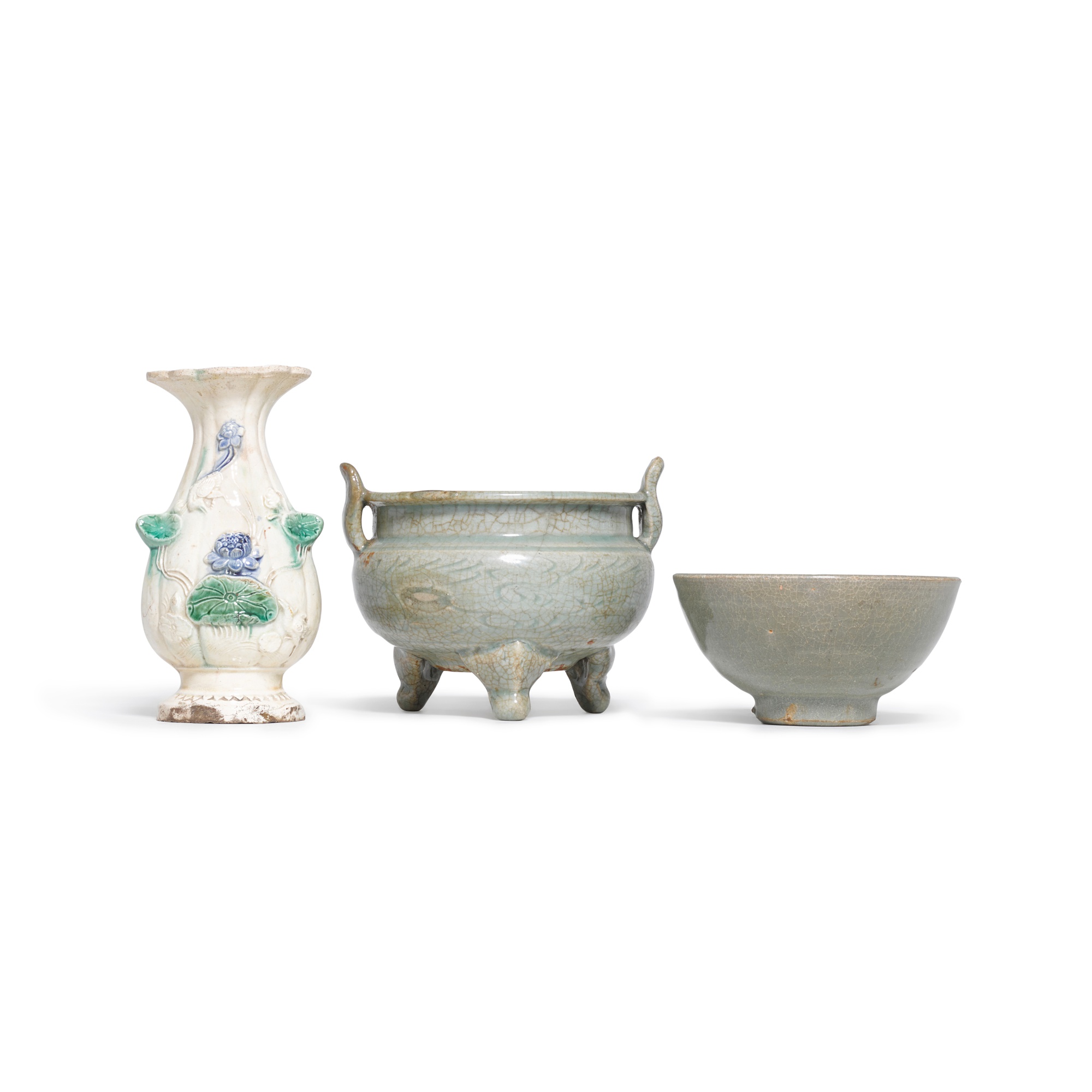 A group of three porcelain wares, — 明 各式瓷器 一組三件