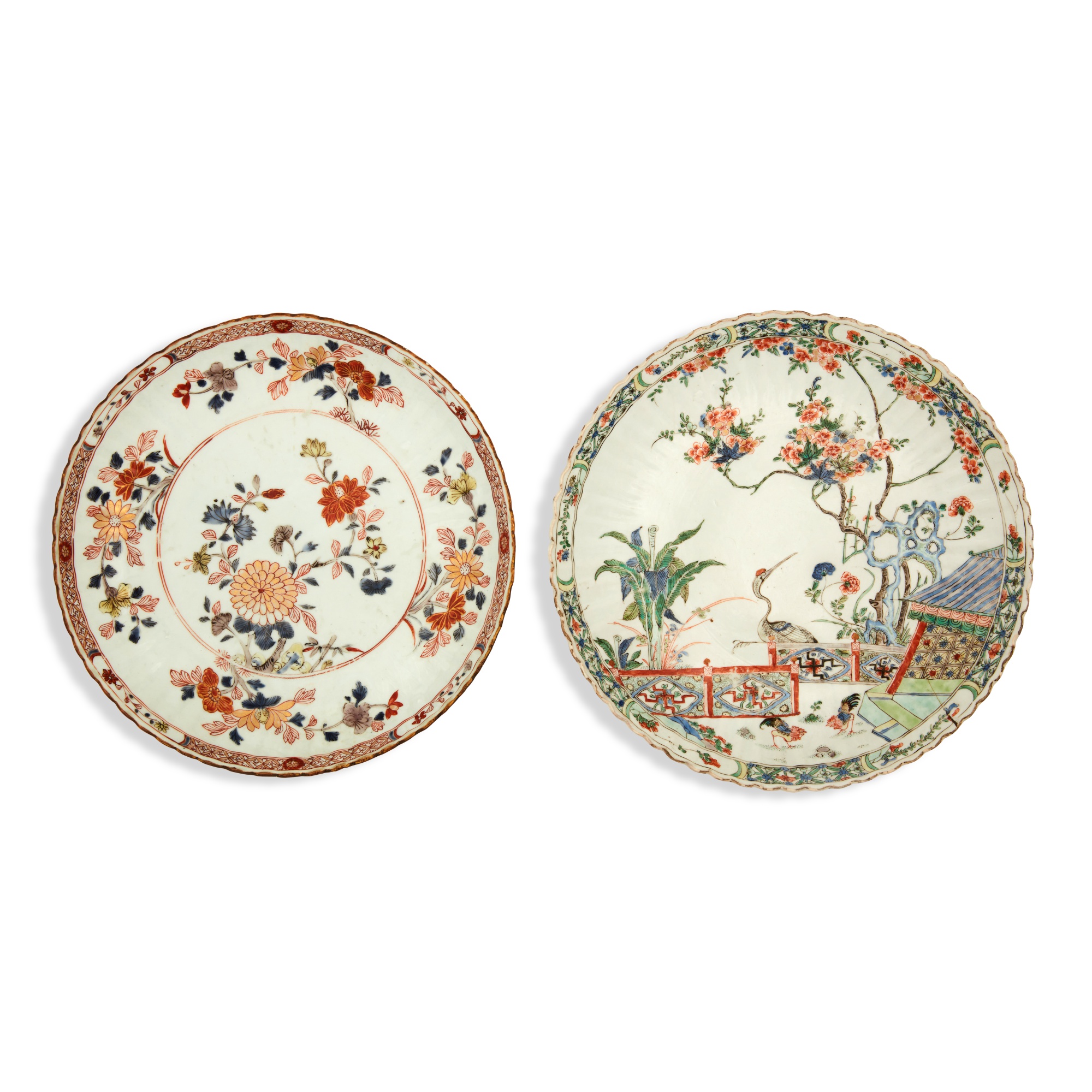 A famille-verte fluted-rim dish, — 清康熙 五彩花口盤 及 礬紅彩描金盤 一組兩件