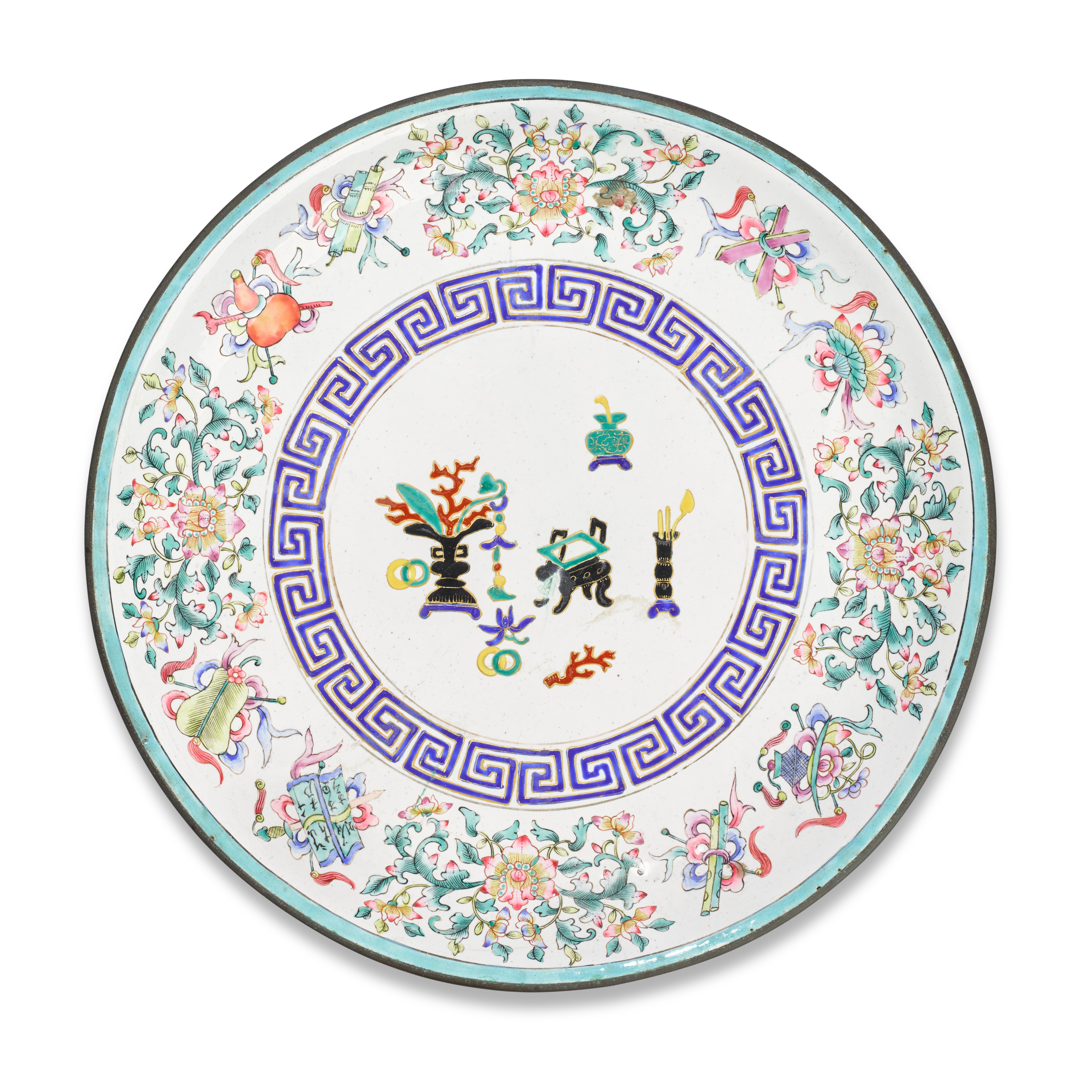 A painted enamel 'antiques' dish, — 清十九世紀 廣東銅胎畫琺瑯博古圖盤 《大清乾隆年製》仿款