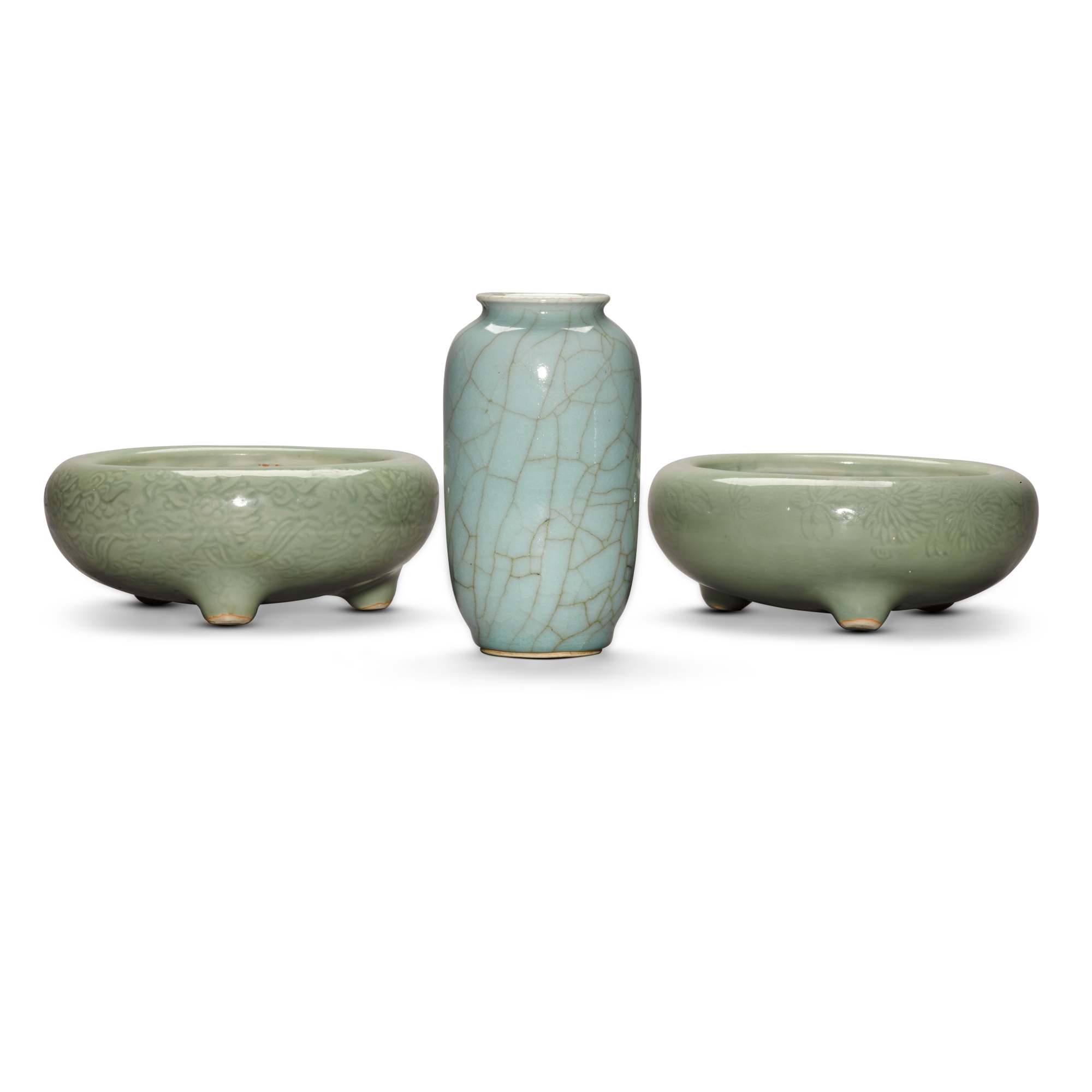 Two celadon-glazed tripod jardinères, — 清十九世紀 青釉刻花卉紋三足花盆 及 清十九世紀 仿官釉瓶 一組三件