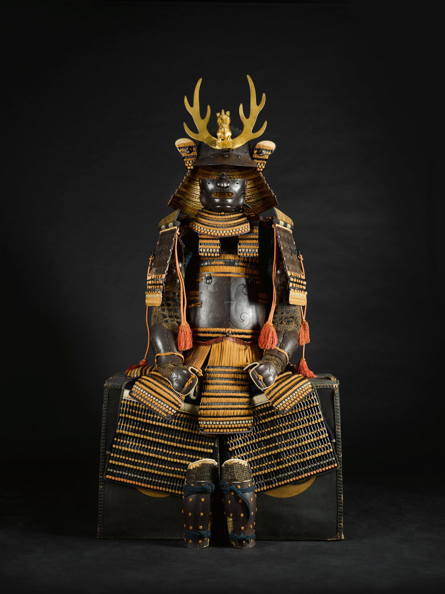 A nimai-do gusoku [armour] — The helmet signed Yamashiro kuni Fujiwara Kanehisa | Edo period, 17th century