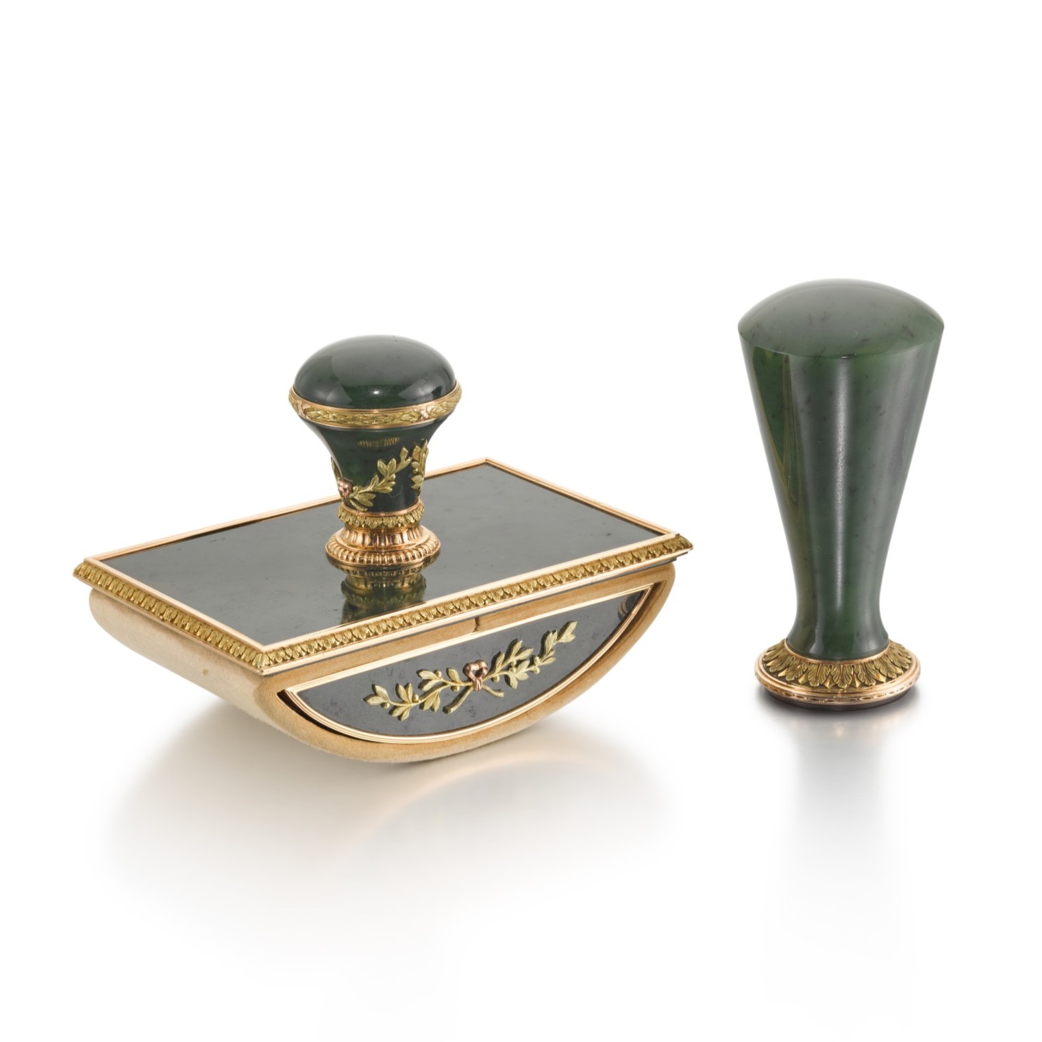 Unknown — A Fabergé varicoloured gold-mounted nephrite and carnelian desk seal and blotter, workmaster Henrik Wigström, St Petersburg, 1899-1908