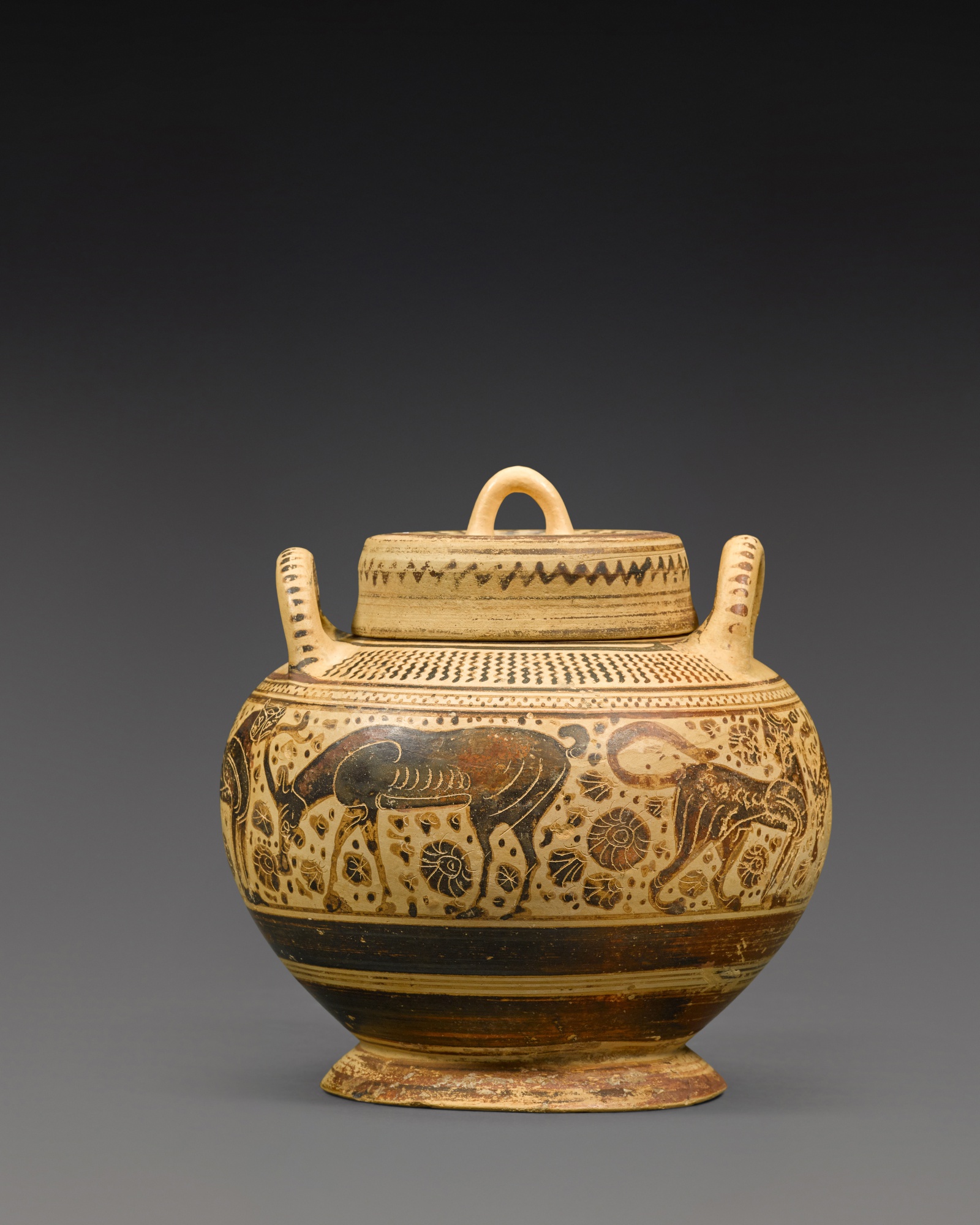 Unknown — A Corinthian Pottery Lidded Lekane, attributed to the Painter of Athens 931, circa 600 B.C.