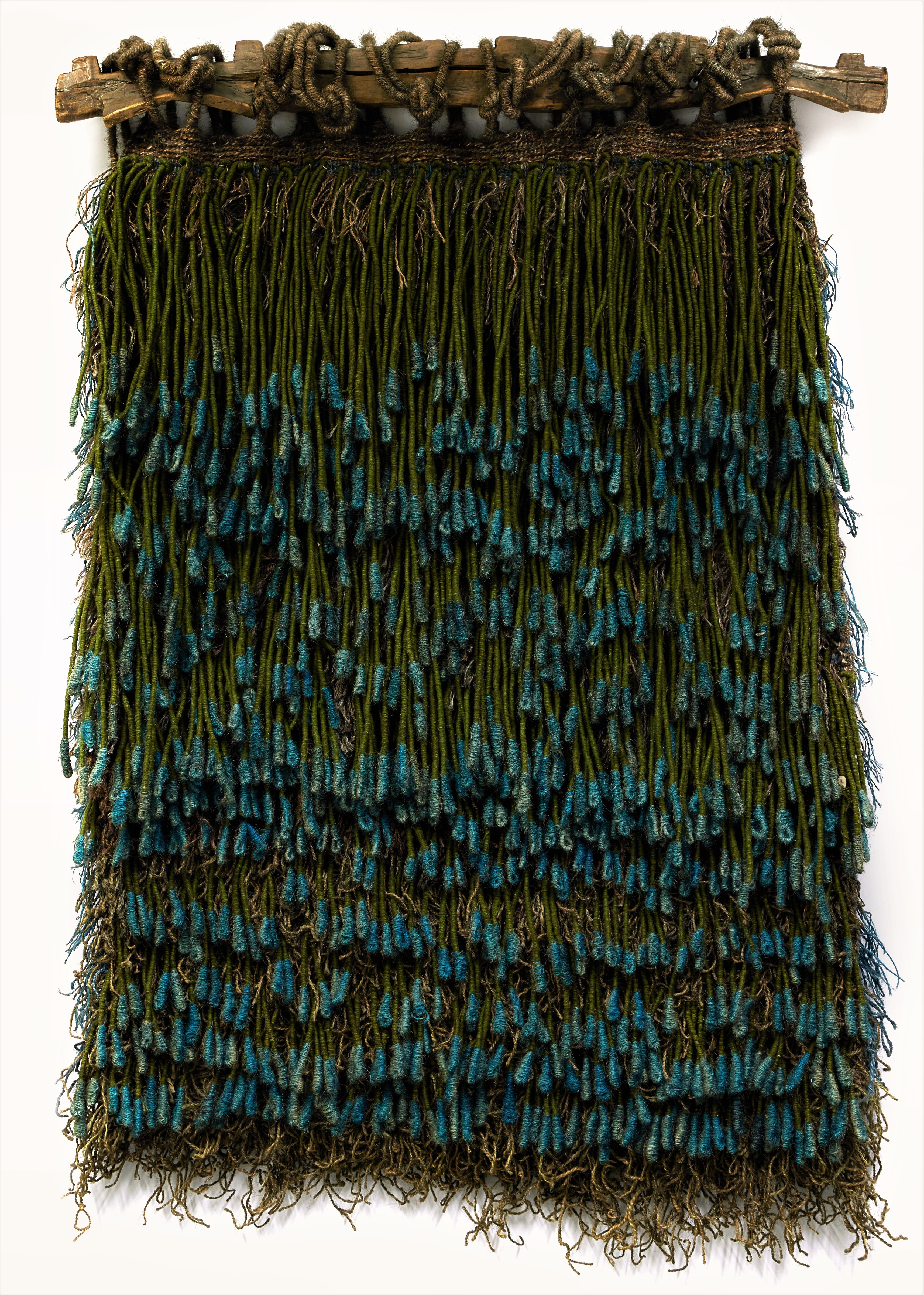 Olga de Amaral — Muro tejido con flores azules