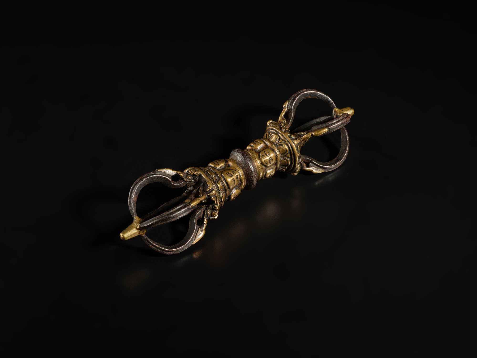 A copper alloy inlaid iron vajra — 西藏 十二 / 十三世紀 銅合金錯鐵金剛杵