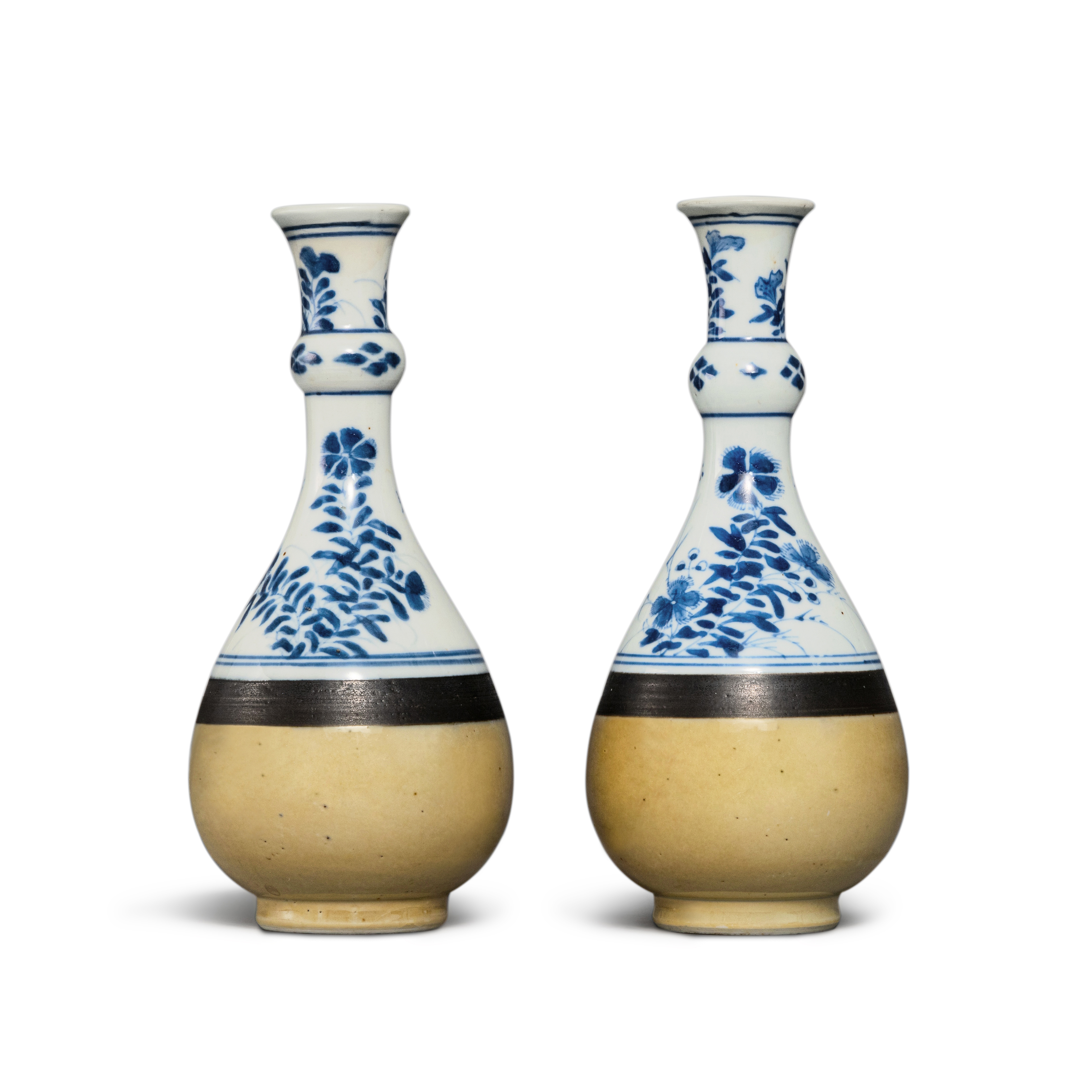 Unknown — 清康熙 青花花卉紋淺醬釉瓶一對