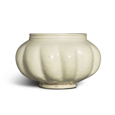 A 'Cizhou' white-glazed lobed jar