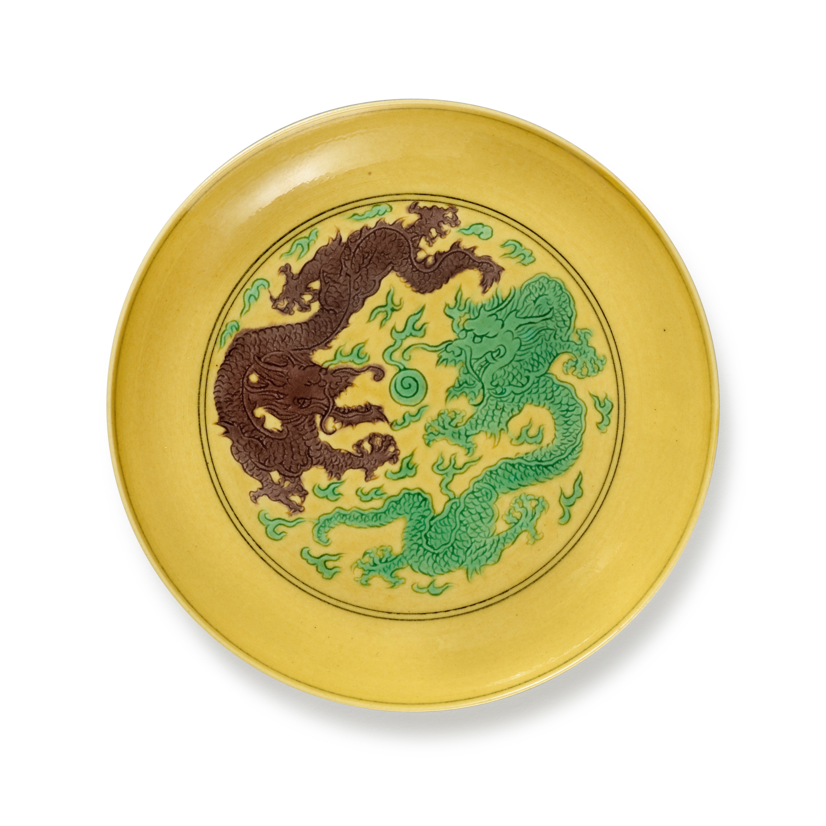 A yellow-ground aubergine- and green-enameled 'dragon' dish — 清道光 黃地紫綠彩雙龍戲珠紋小盤 《大清道光年製》款