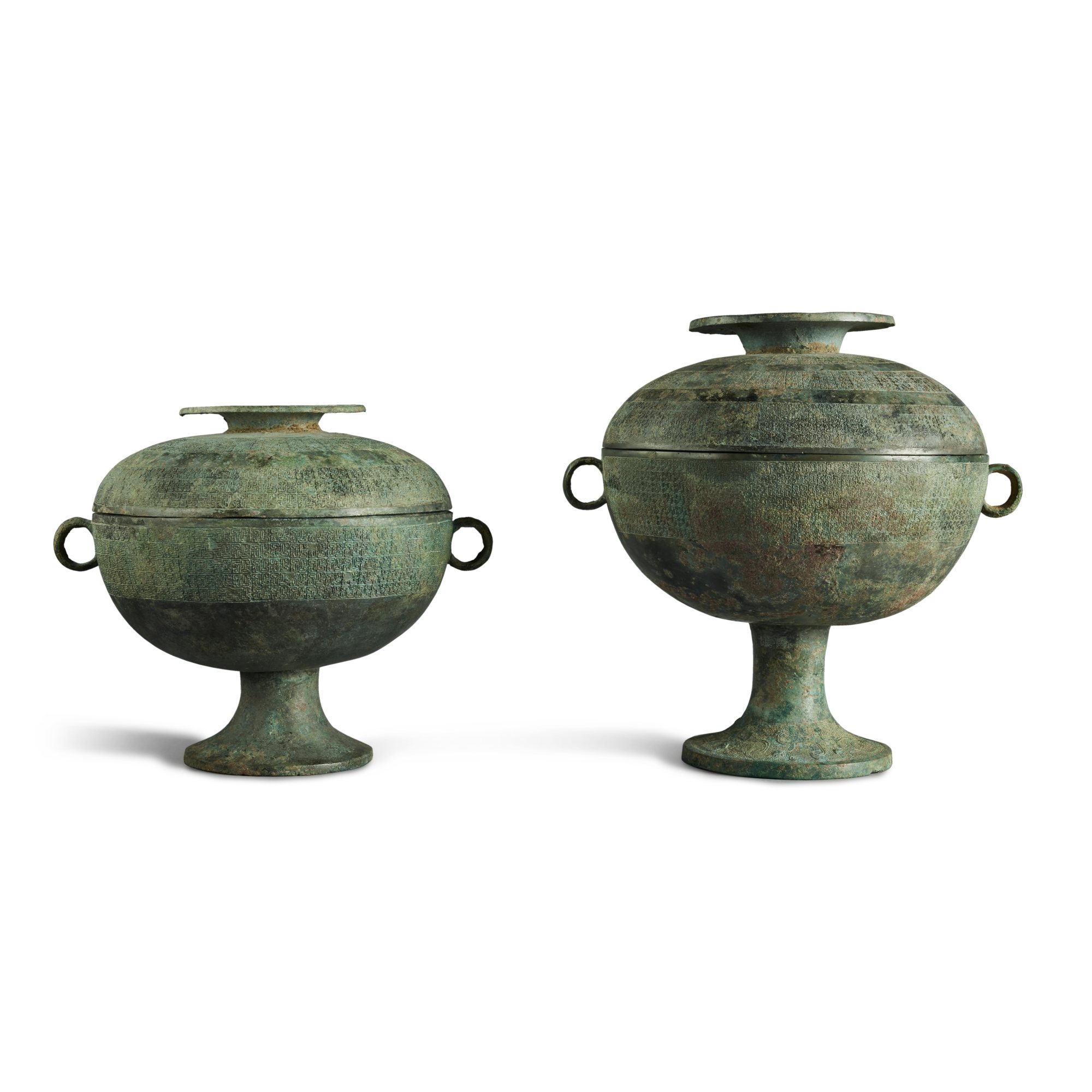 Two archaic bronze ritual vessels and covers (Dou) — 東周 春秋 青銅交龍紋豆一組兩件