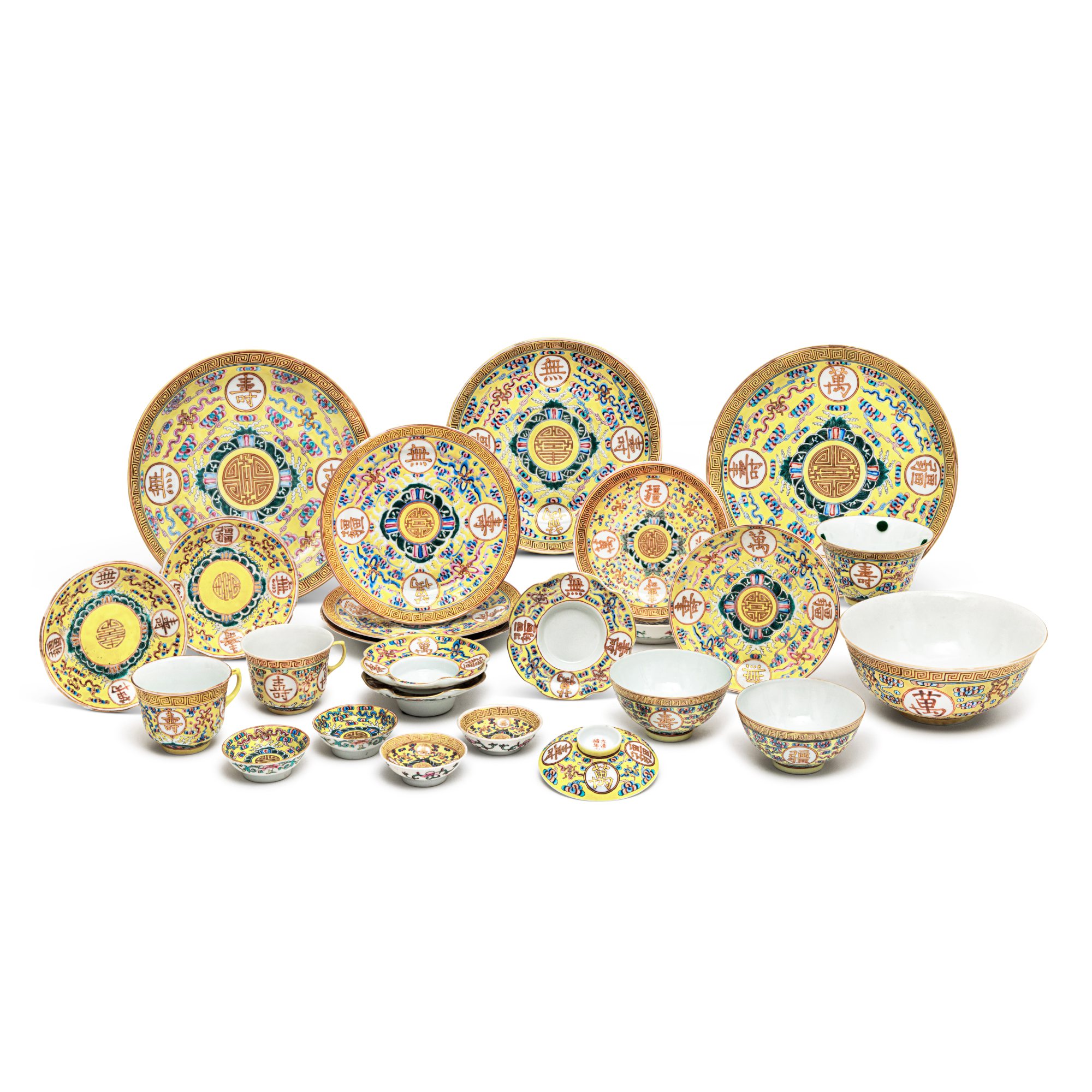 A group of yellow-ground famille-rose wares — 十九世紀末至二十世紀初 黃地粉彩「萬壽無疆」瓷一組