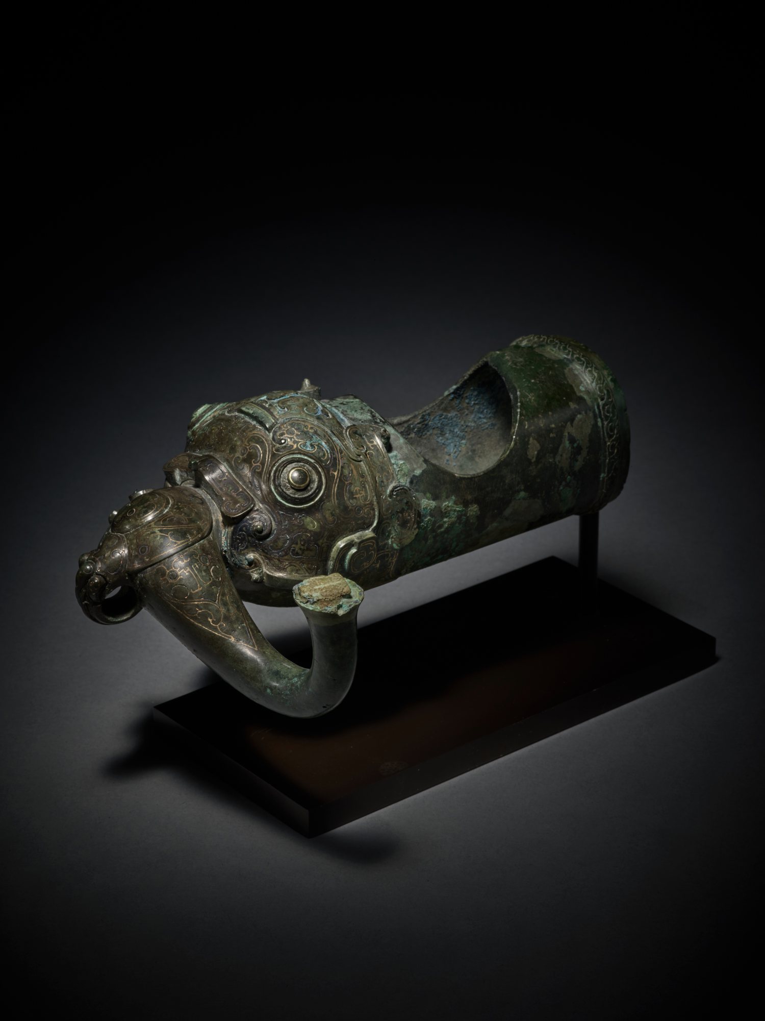 An exceptionally rare silver and gold-inlaid zoomorphic fitting — 東周 戰國 銅錯金銀獸面紋部件