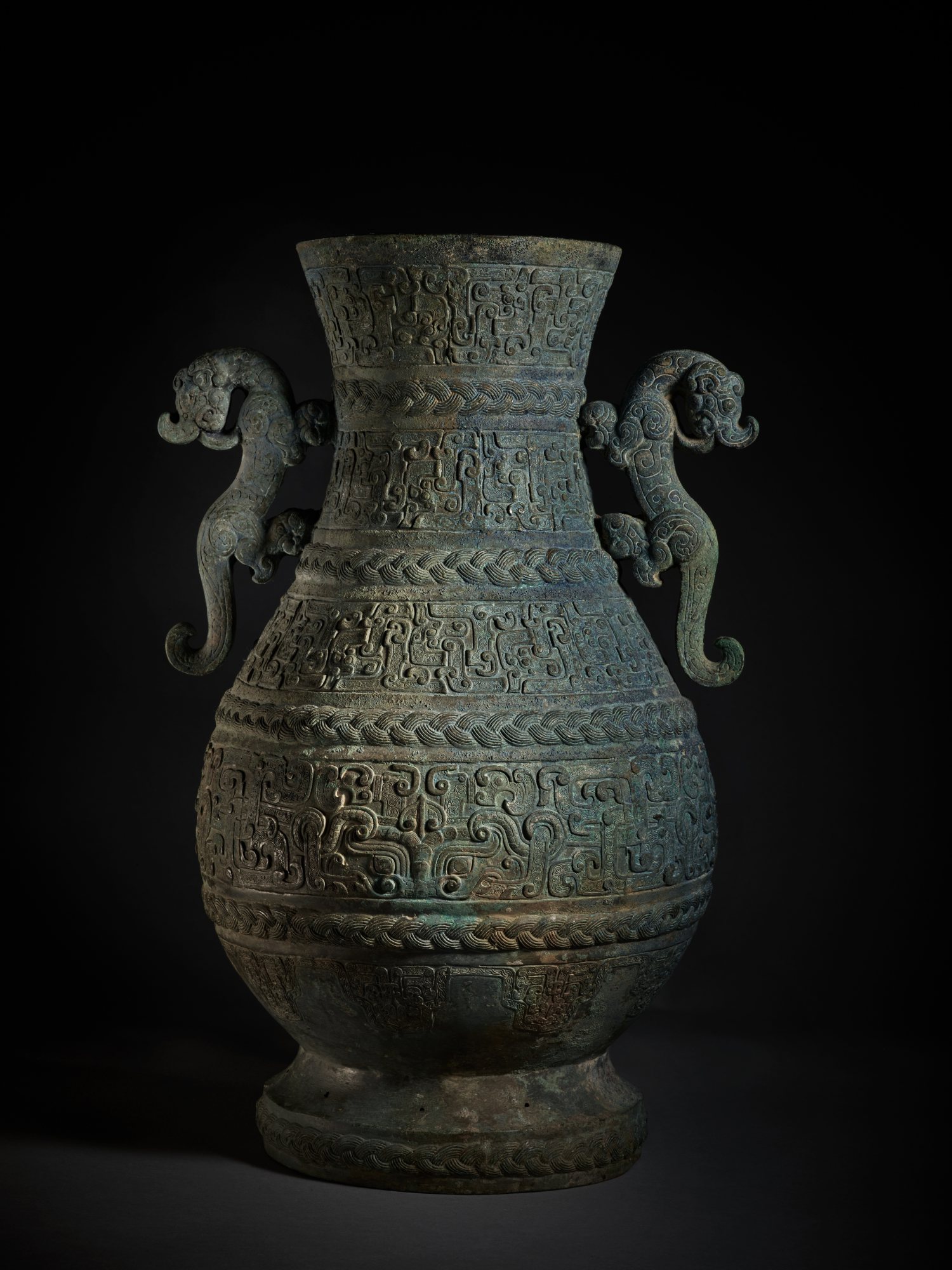An exceptional and rare archaic bronze wine vessel (Hu) — 東周 春秋 青銅交龍紋壺