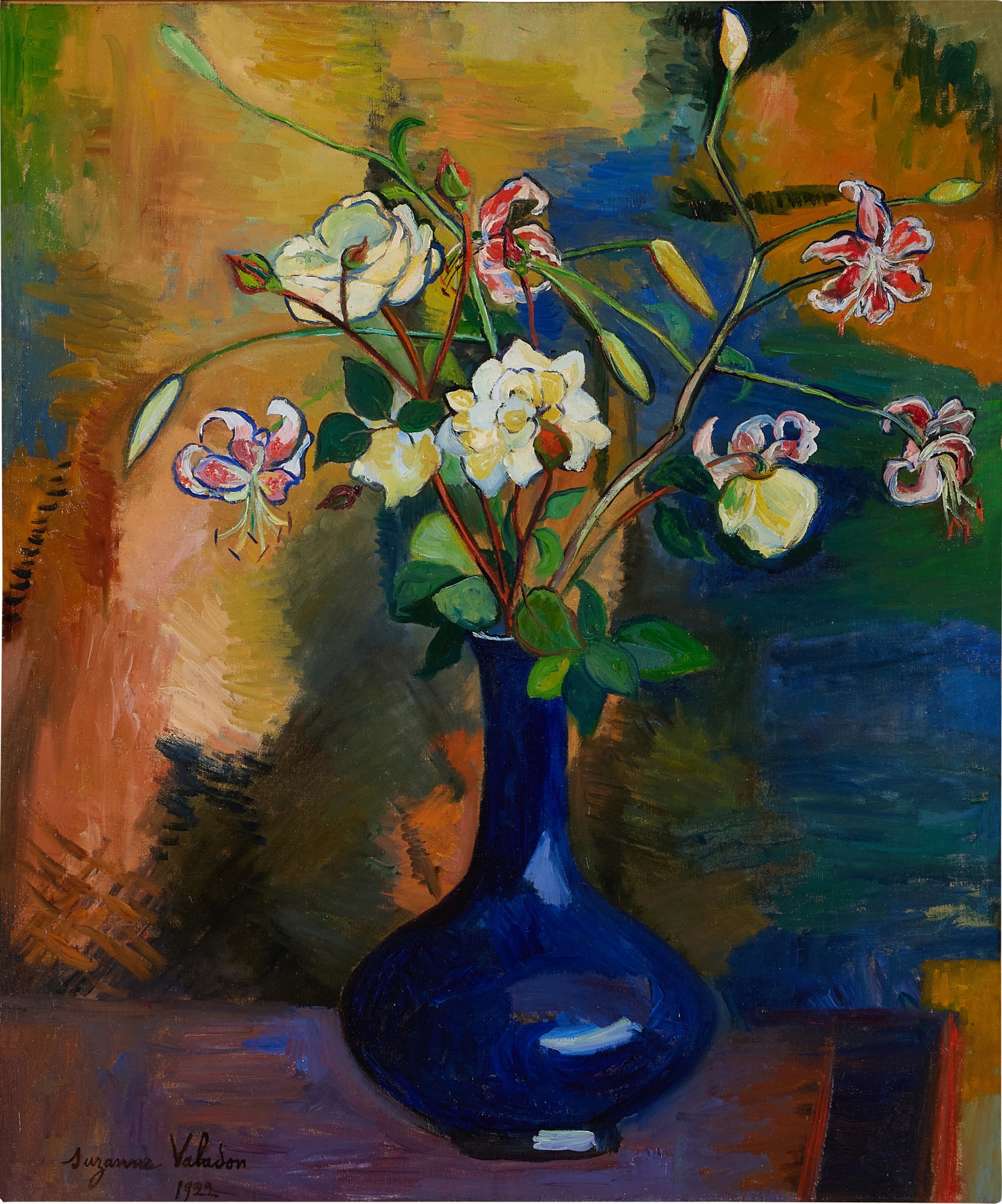 Fleurs dans un vase bleu