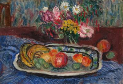 Plat de fruits et fleur dans un vase