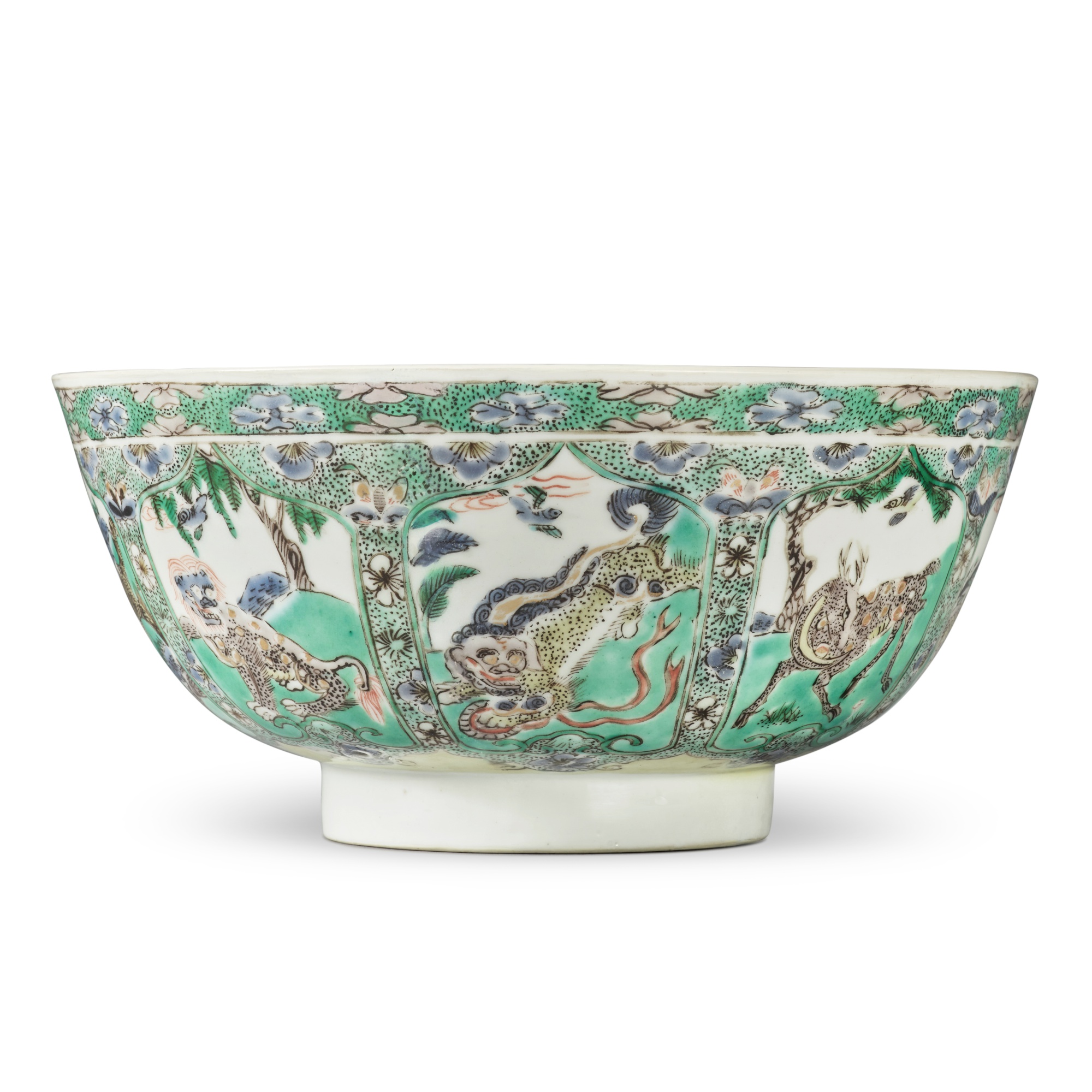 A famille-verte 'auspicious animals' bowl — 清康熙 五彩開光瑞獸圖盌