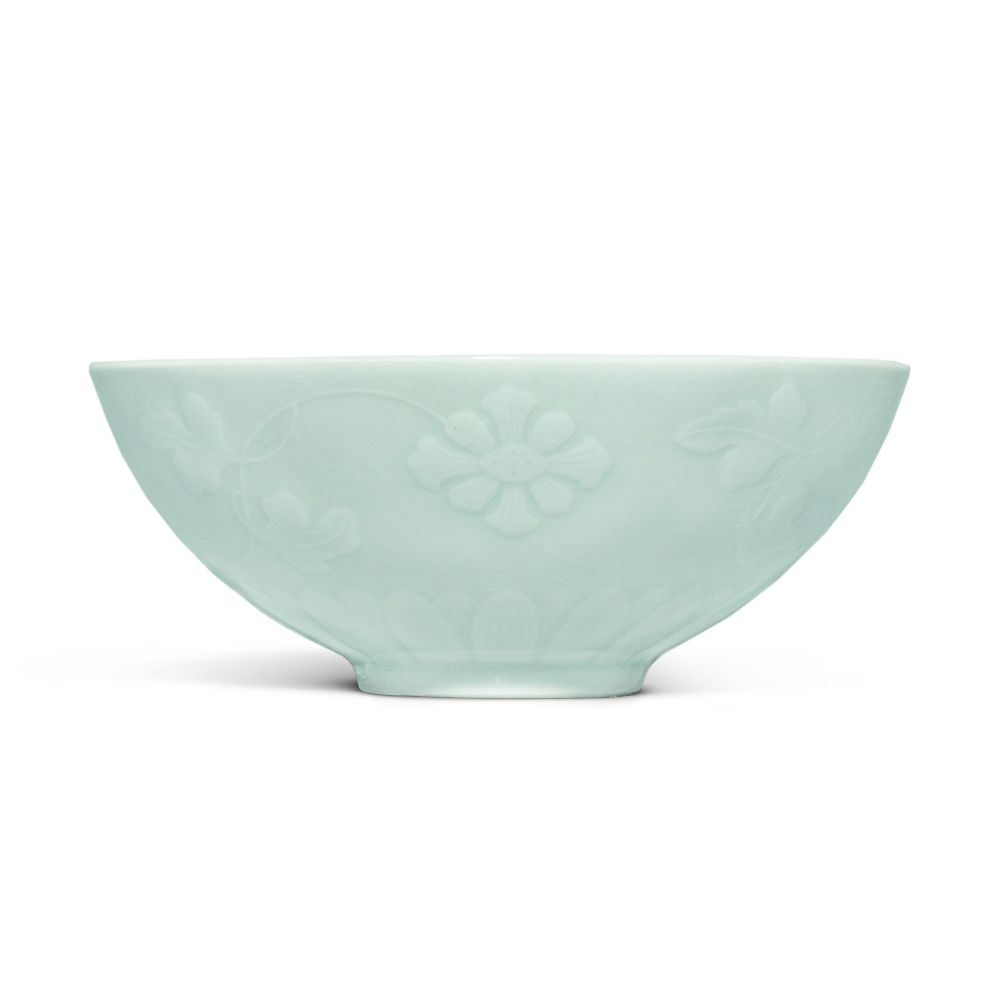 Unknown (Historical) — 清雍正 粉青釉浮雕纏枝花卉紋盌 《大清雍正年製》款