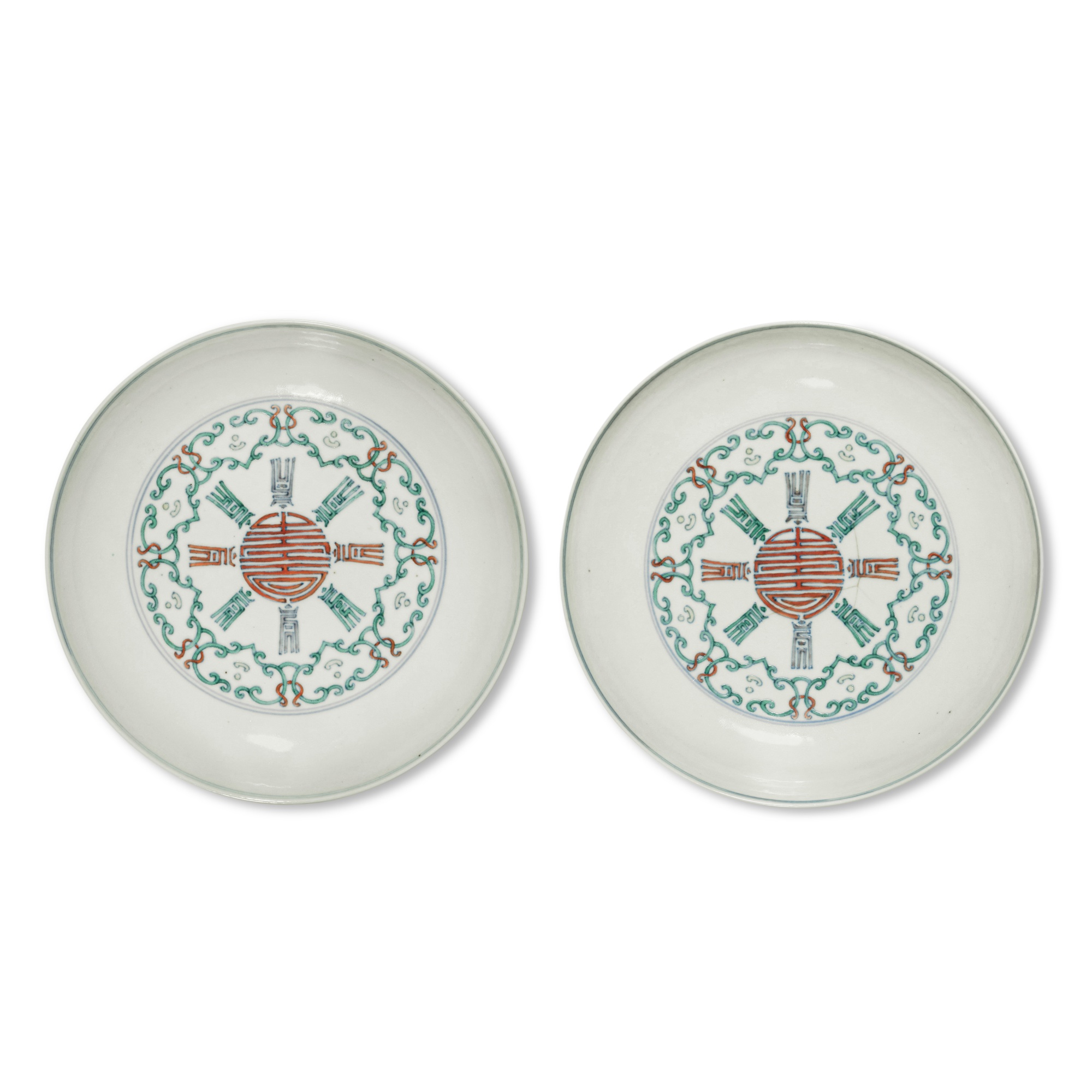A pair of doucai 'shou' dishes — 清乾隆 闘彩團壽貫套紋盤一對 《大清乾隆年製》款
