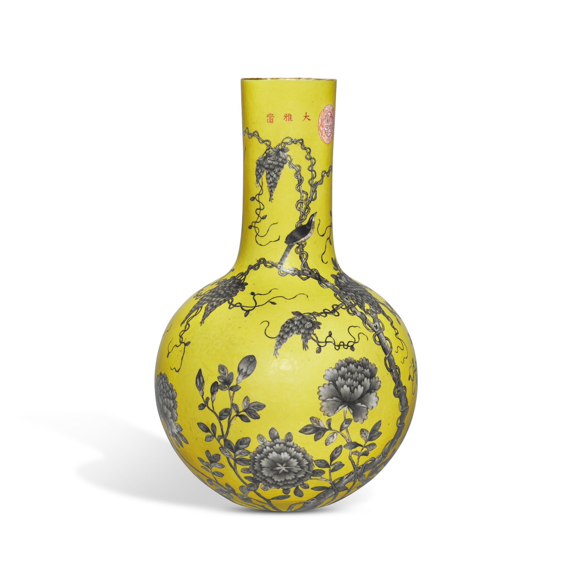 A yellow-ground grisaille-decorated 'Dayazhai' vase (Tianqiuping) — 清光緒 黃地墨彩花鳥紋天球瓶 《大雅齋》《天地一家春》《永慶長春》款