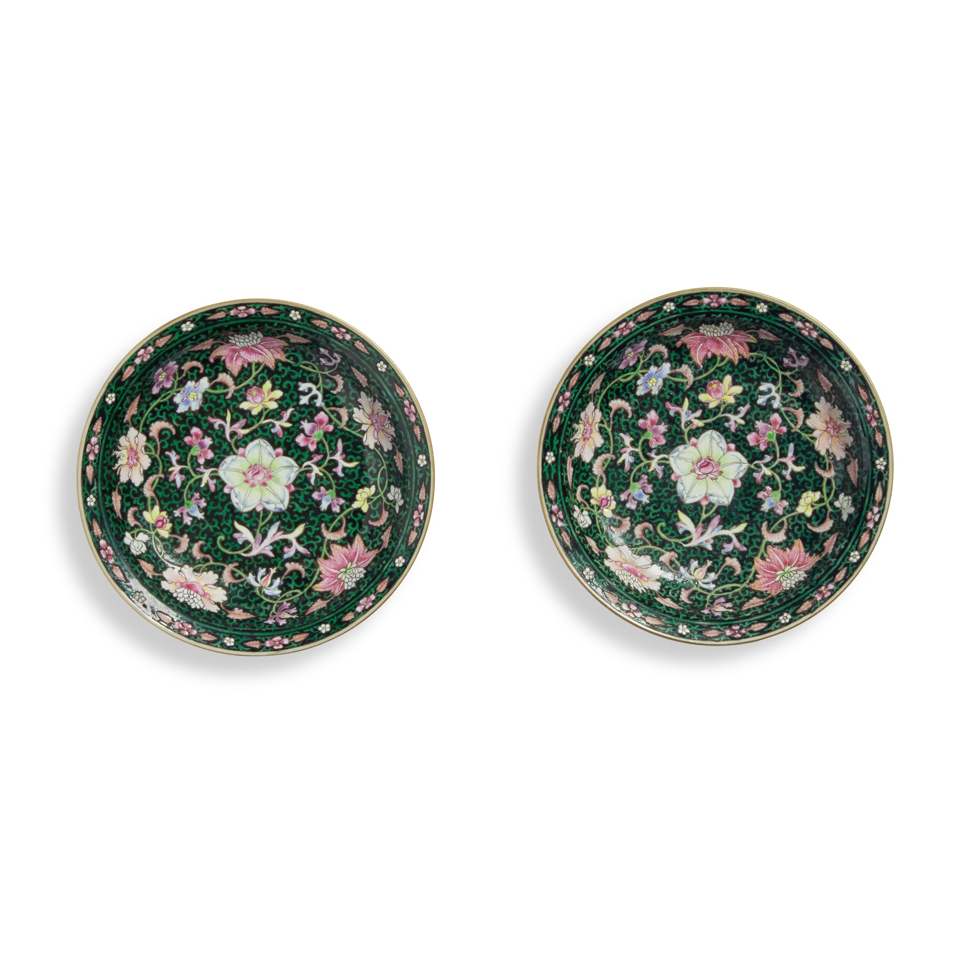 A pair of famille-noire 'floral' dishes — 清十九世紀 墨地粉彩纏枝花卉紋盤一對