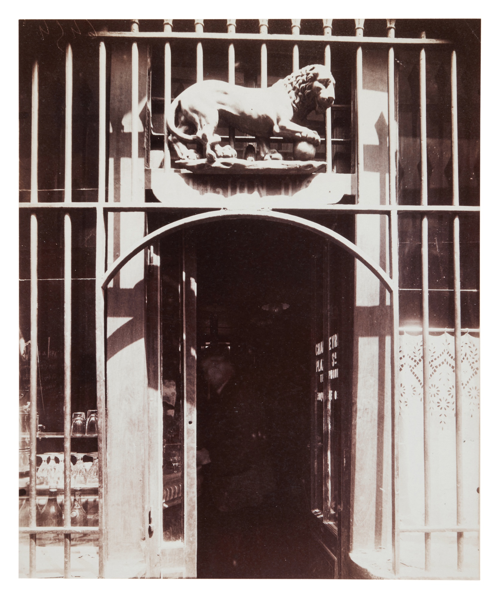 Eugène Atget — Au Lion d'Or [cabaret], rue de Lappe